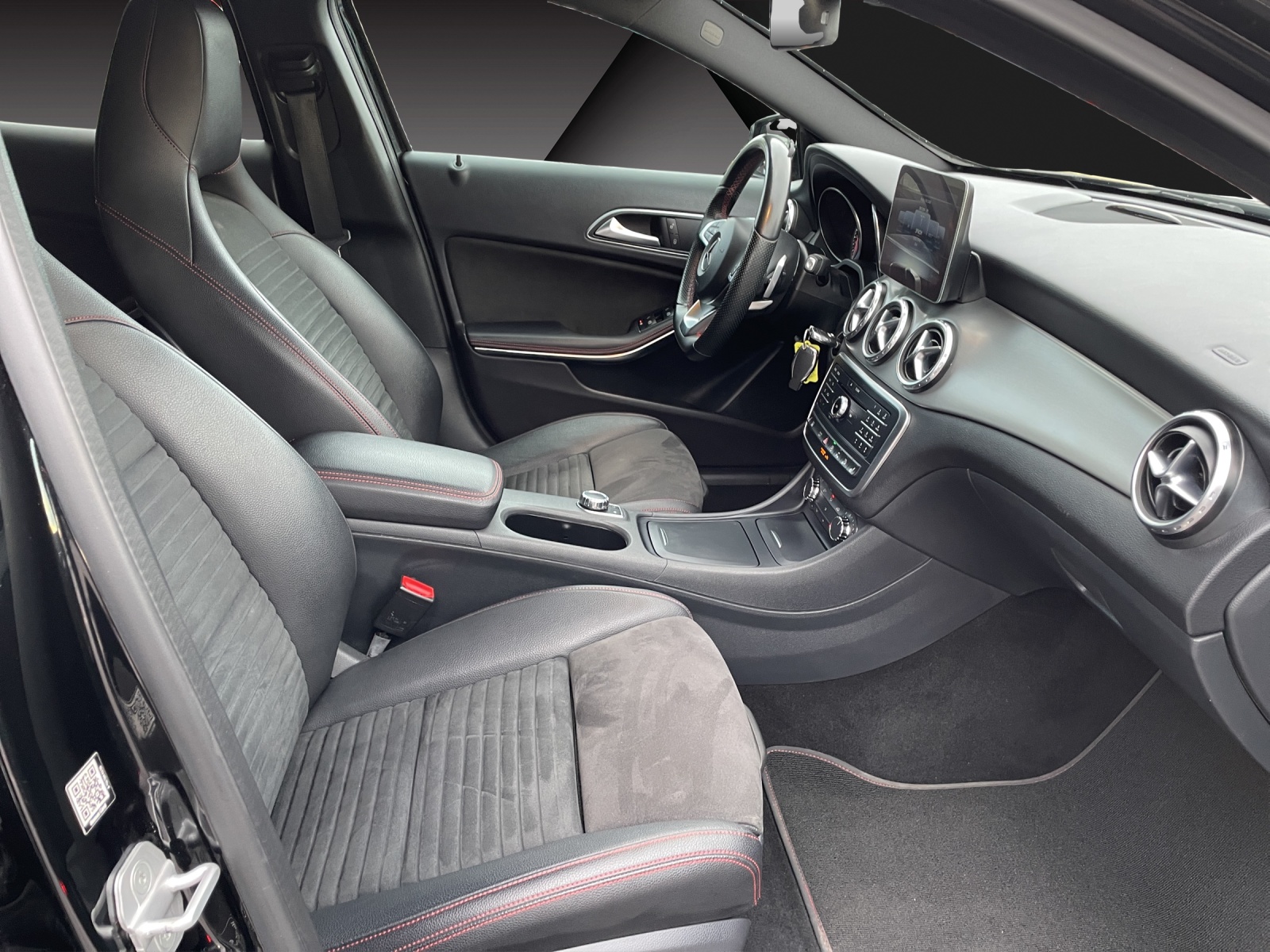 MERCEDES-BENZ GLA 250 AMG Line 4Matic 7G-DCT-image-11