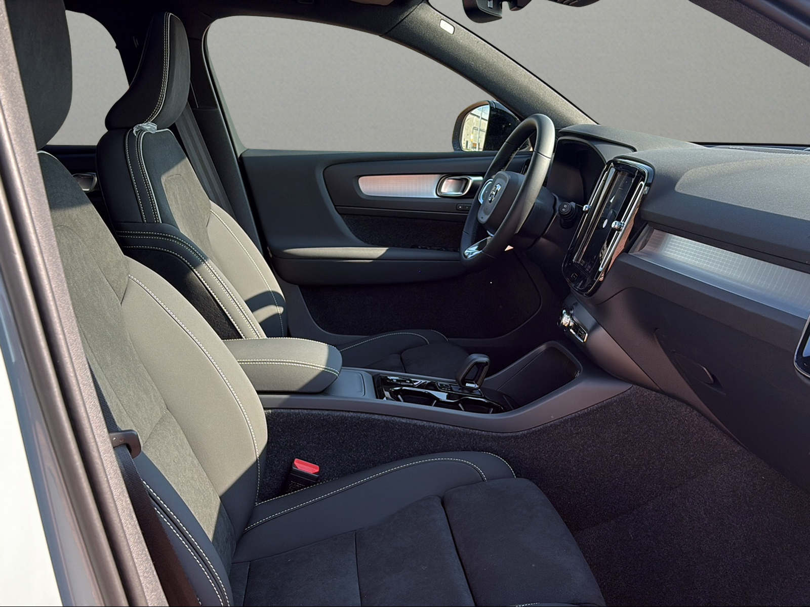 VOLVO XC40 B3 Benzin Mild Hybrid Plus Dark DCT-image-10