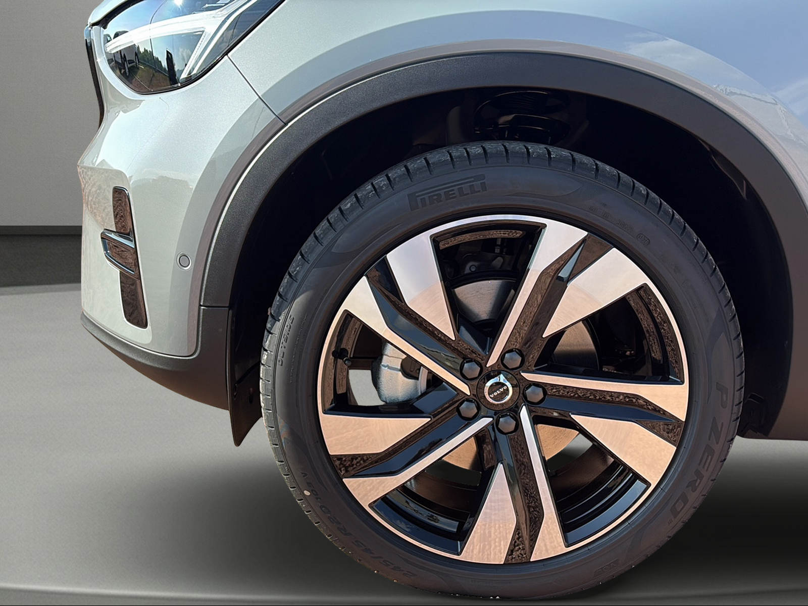 VOLVO XC40 B3 Benzin Mild Hybrid Plus Dark DCT-image-2