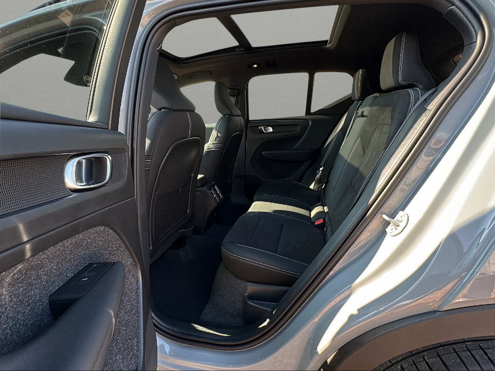 VOLVO XC40 B3 Benzin Mild Hybrid Plus Dark DCT-image-6