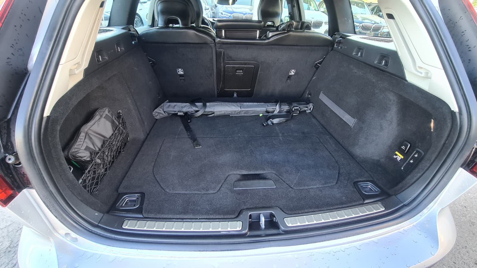 VOLVO V60 D3 AWD Momentum Geartronic ** CH-Fahrzeug mit Gratis Service Paket 150000 km oder 10 Jahre **-image-6