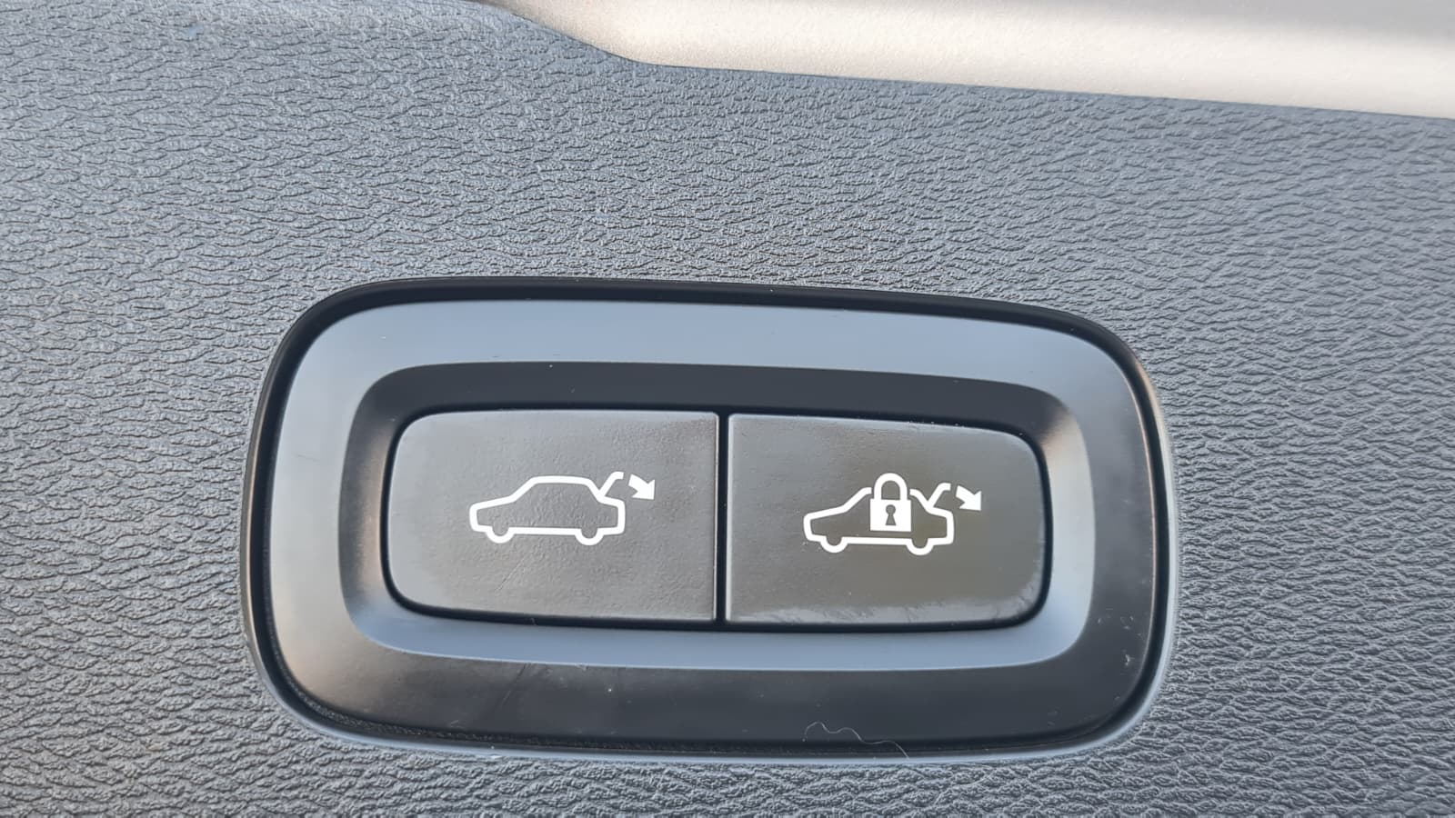 VOLVO V60 D3 AWD Momentum Geartronic ** CH-Fahrzeug mit Gratis Service Paket 150000 km oder 10 Jahre **-image-7