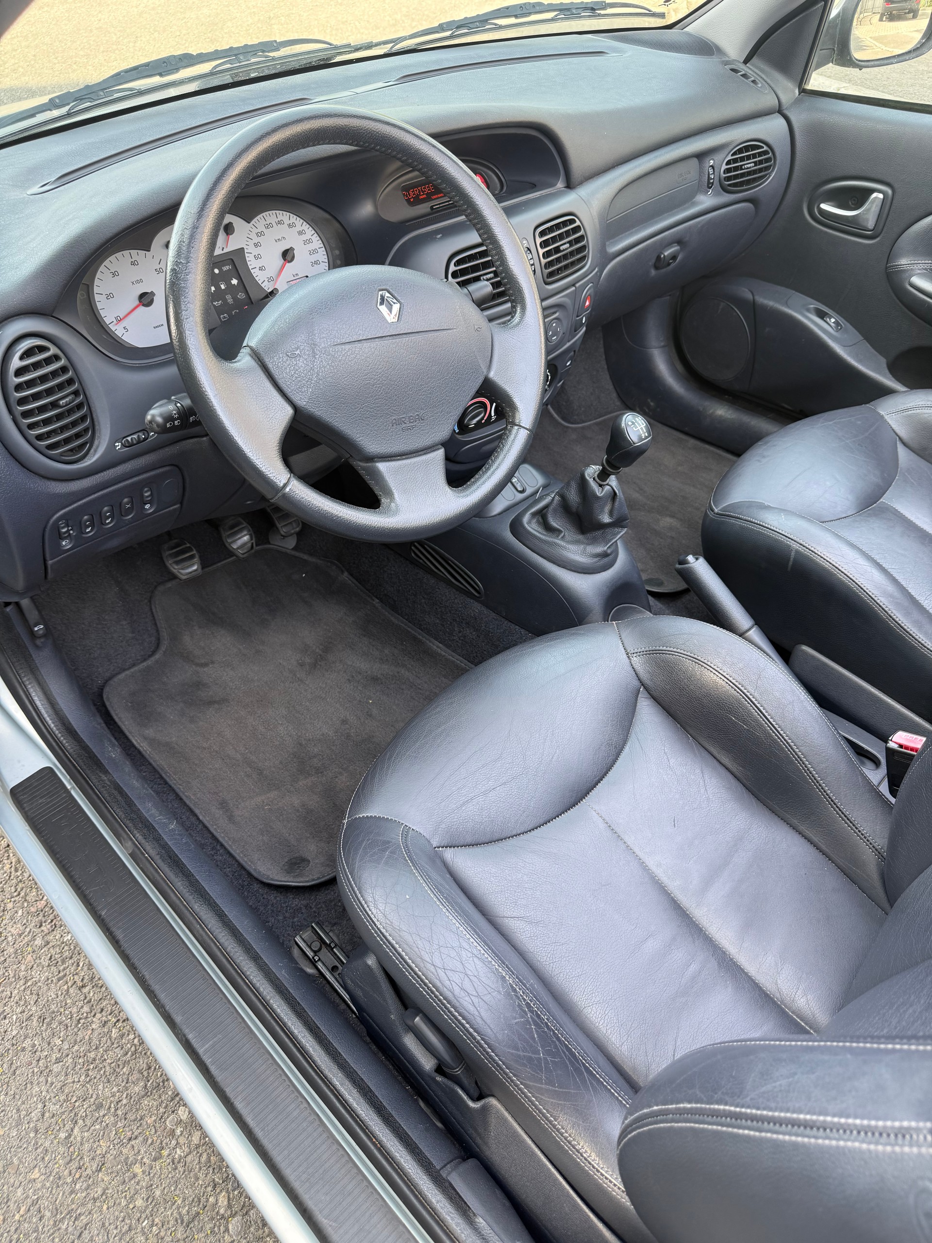 RENAULT Mégane 2.0 16V IDE Privilège-image-9