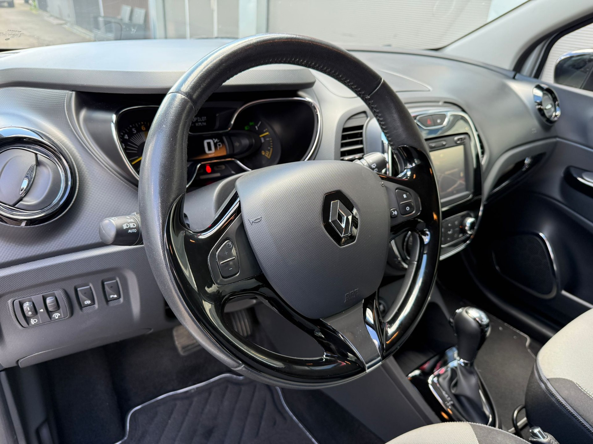 RENAULT Captur 1.2 T 16V Privilège EDC-image-13