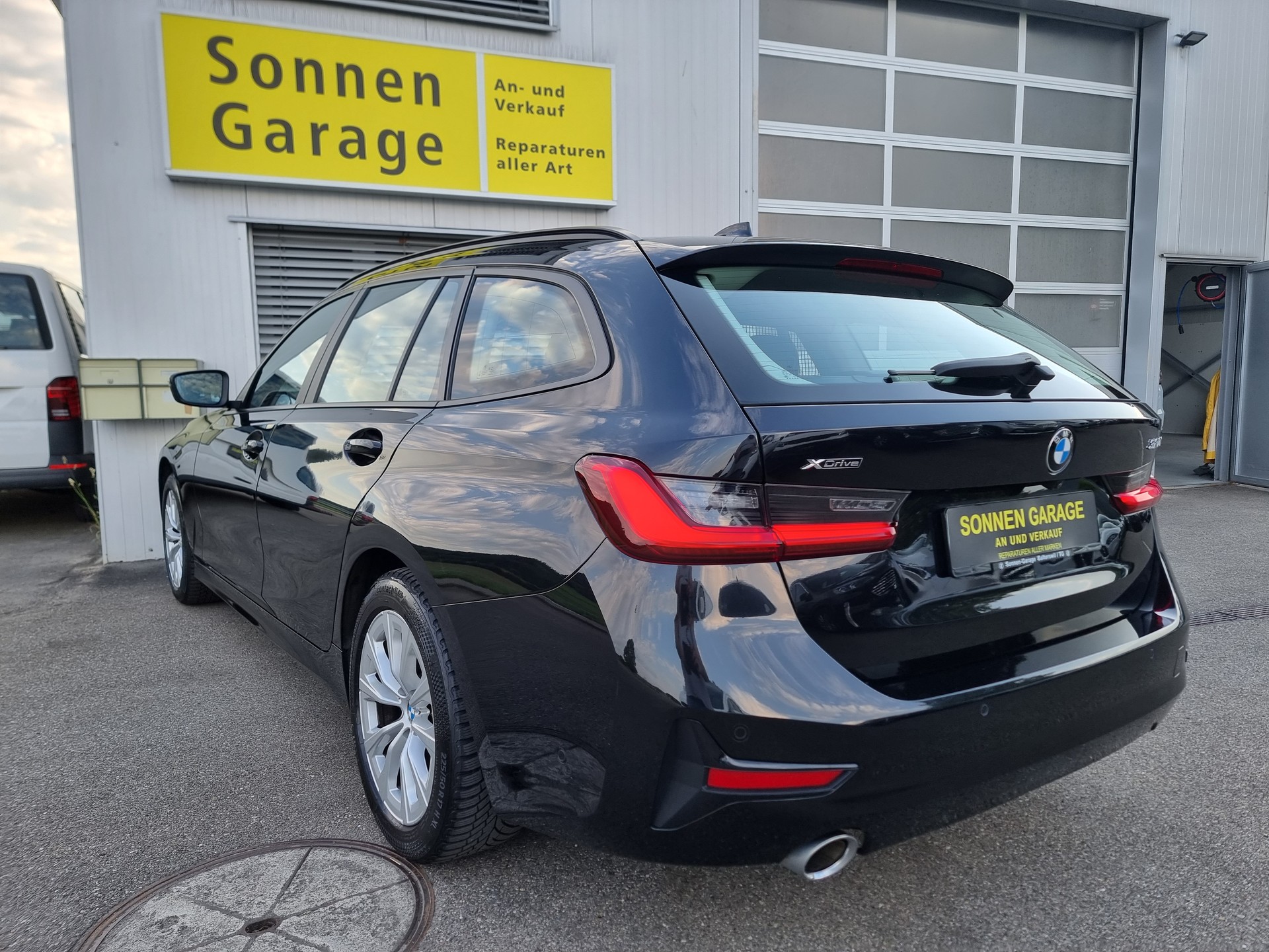 BMW 320d xDrive 48V Touring Steptronic-image-12
