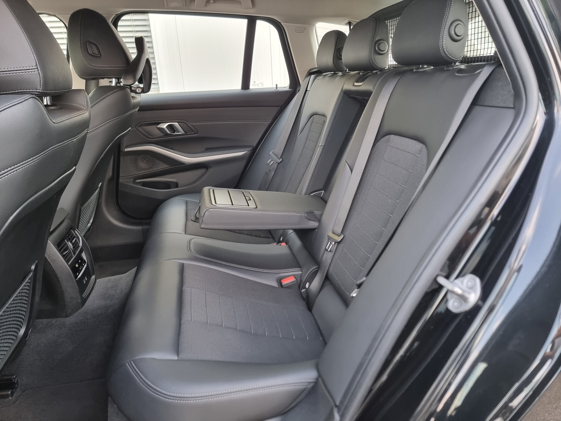 BMW 320d xDrive 48V Touring Steptronic-image-8