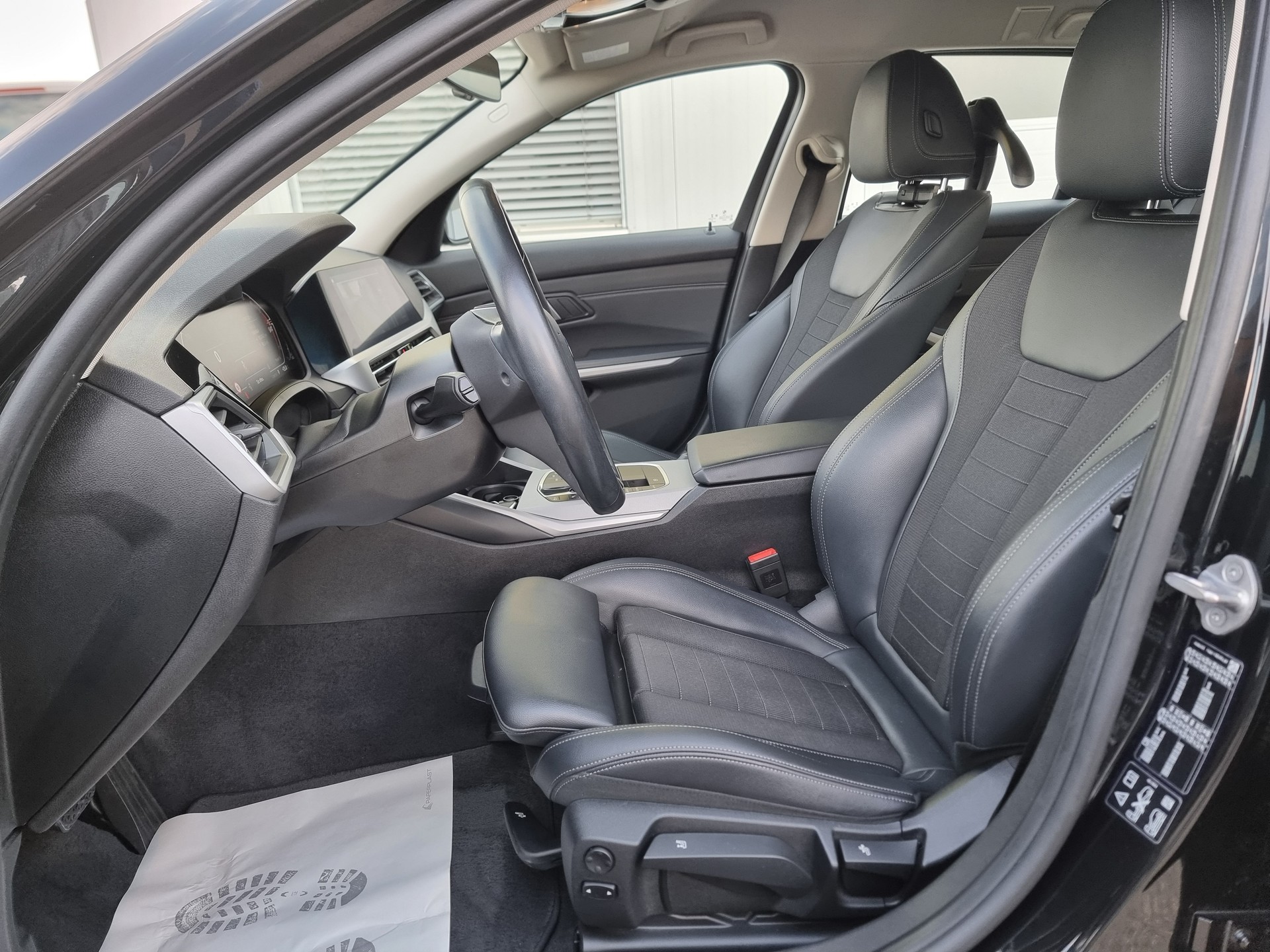 BMW 320d xDrive 48V Touring Steptronic-image-7