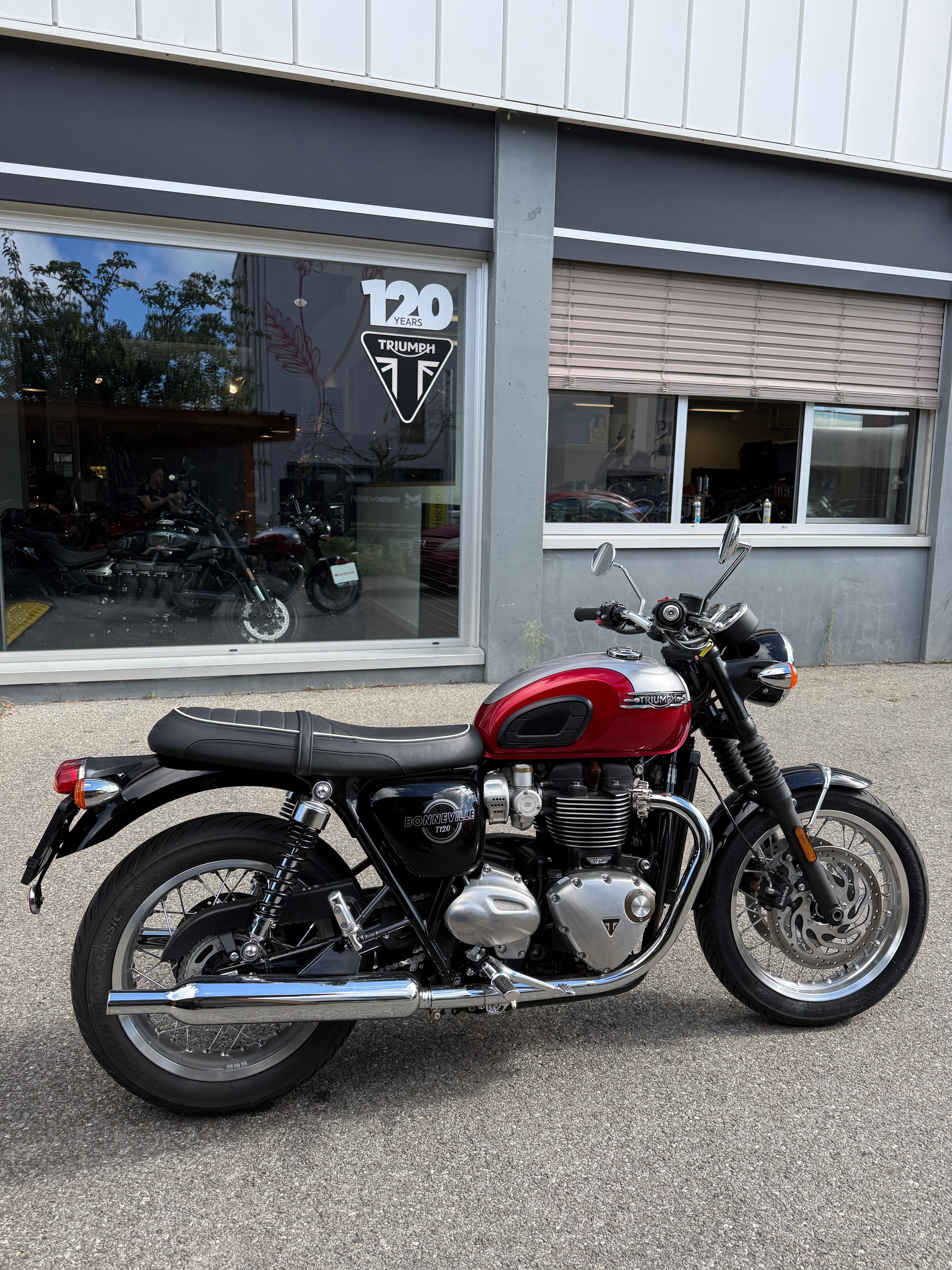 TRIUMPH T120