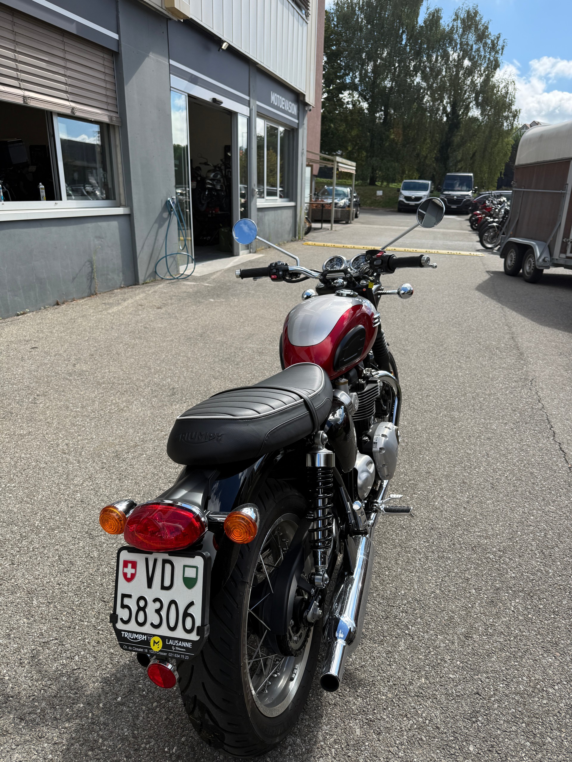 TRIUMPH T120-showroom-element-2