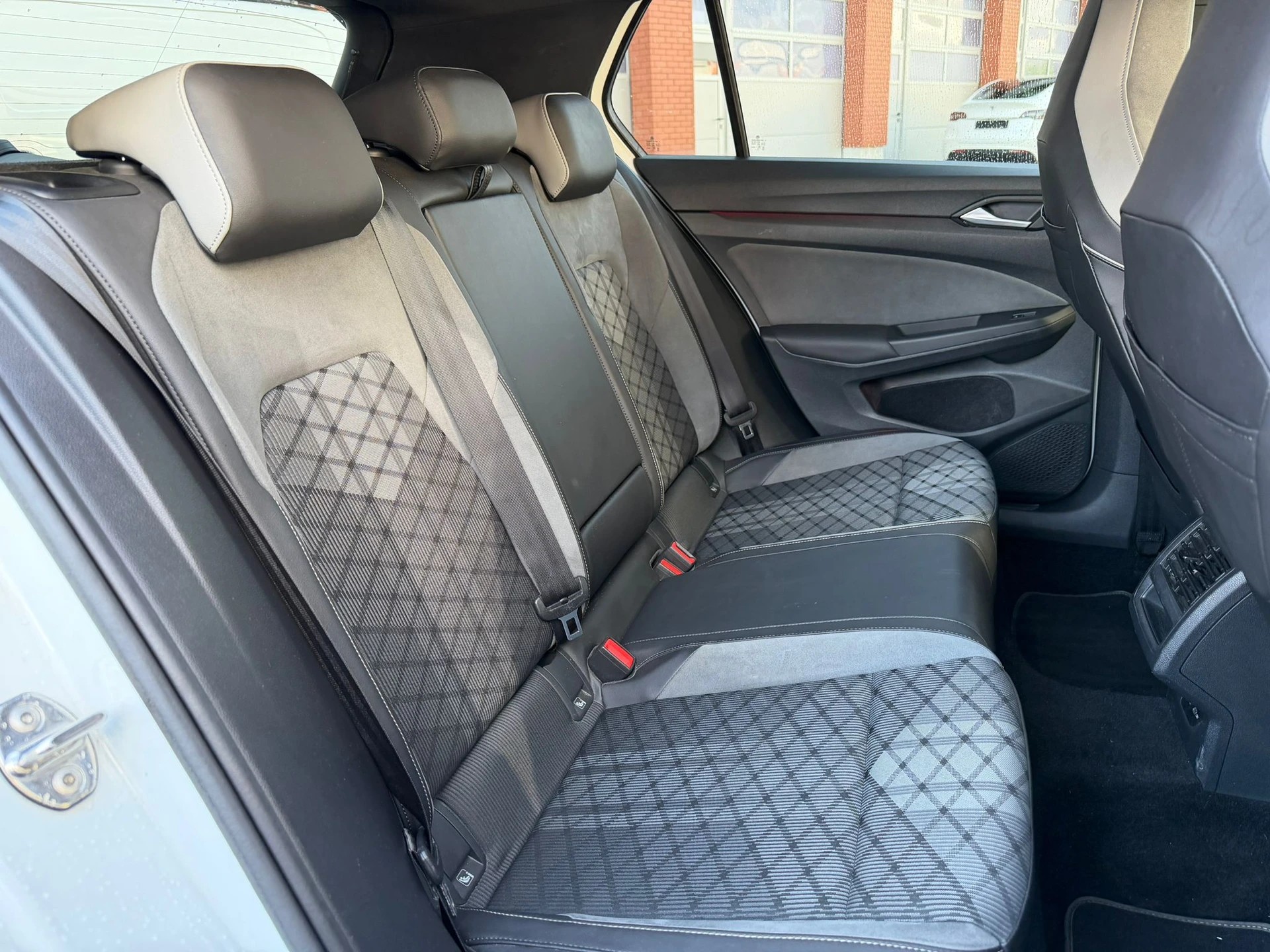VW Golf 1.5 eTSI mHEV ACT R-Line DSG-image-14