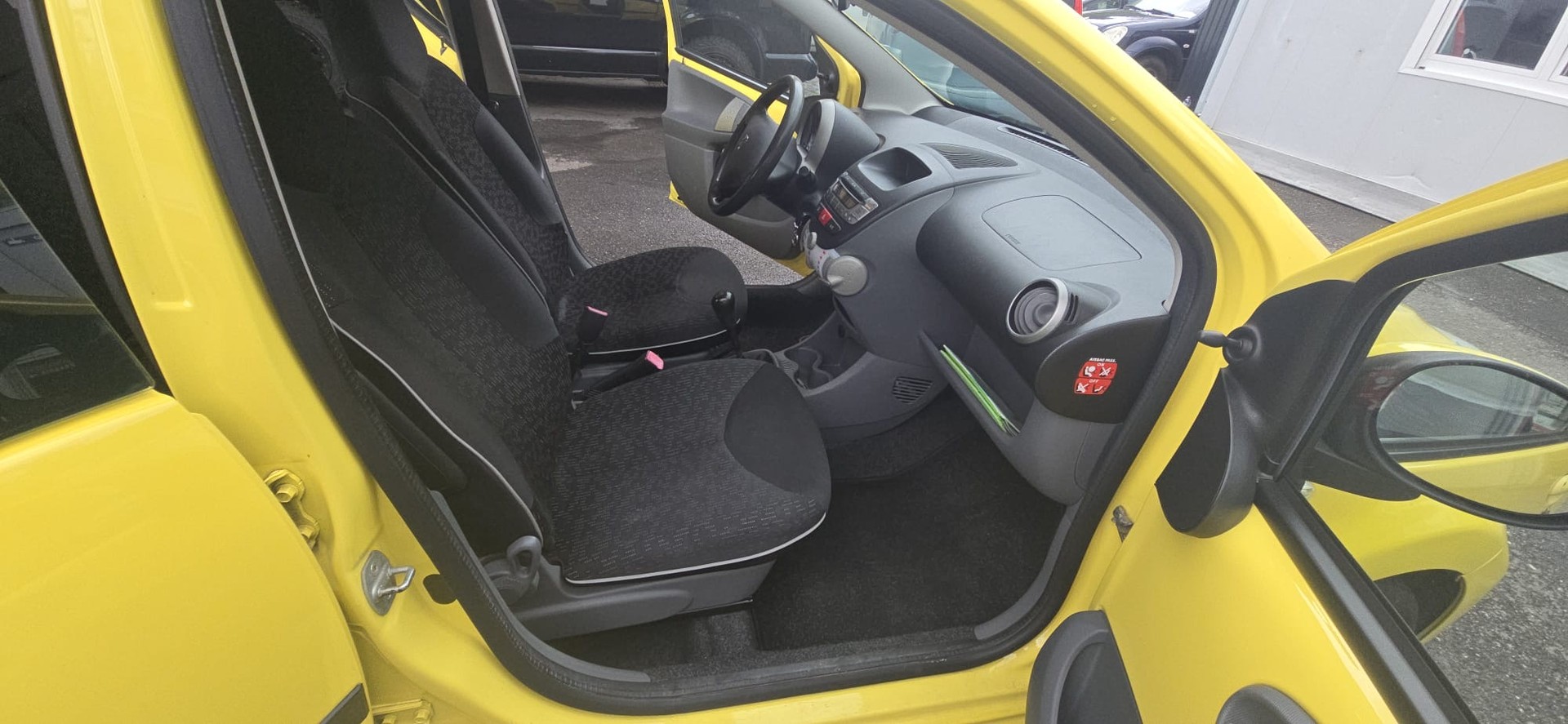 PEUGEOT 107 1.0 Trendy-image-9