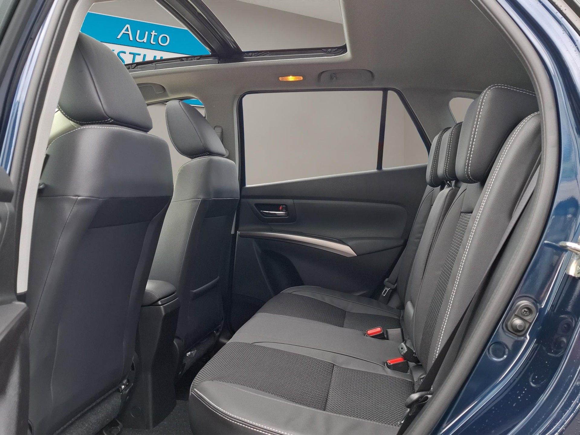 SUZUKI S-Cross 1.4 T Sakura Top Hybrid 4x4-image-12