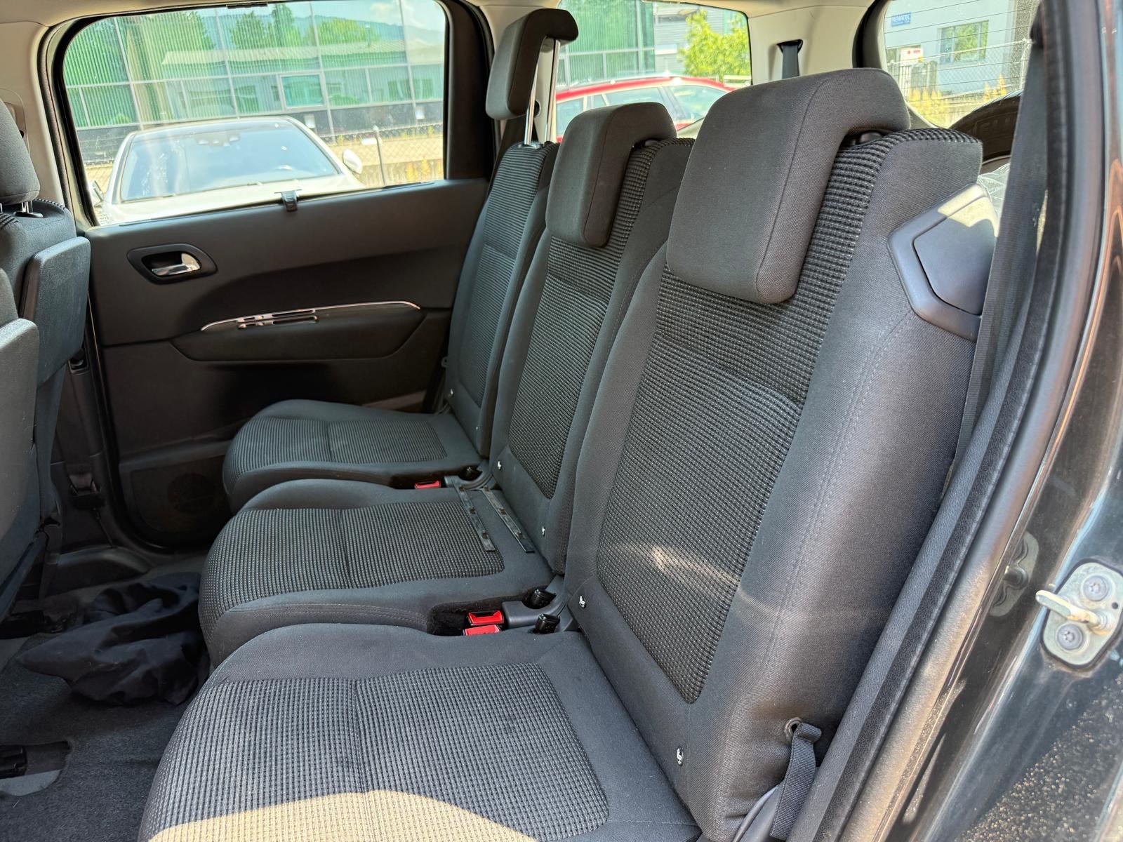 PEUGEOT 5008 1.2 Pure Tech Business Line-image-7
