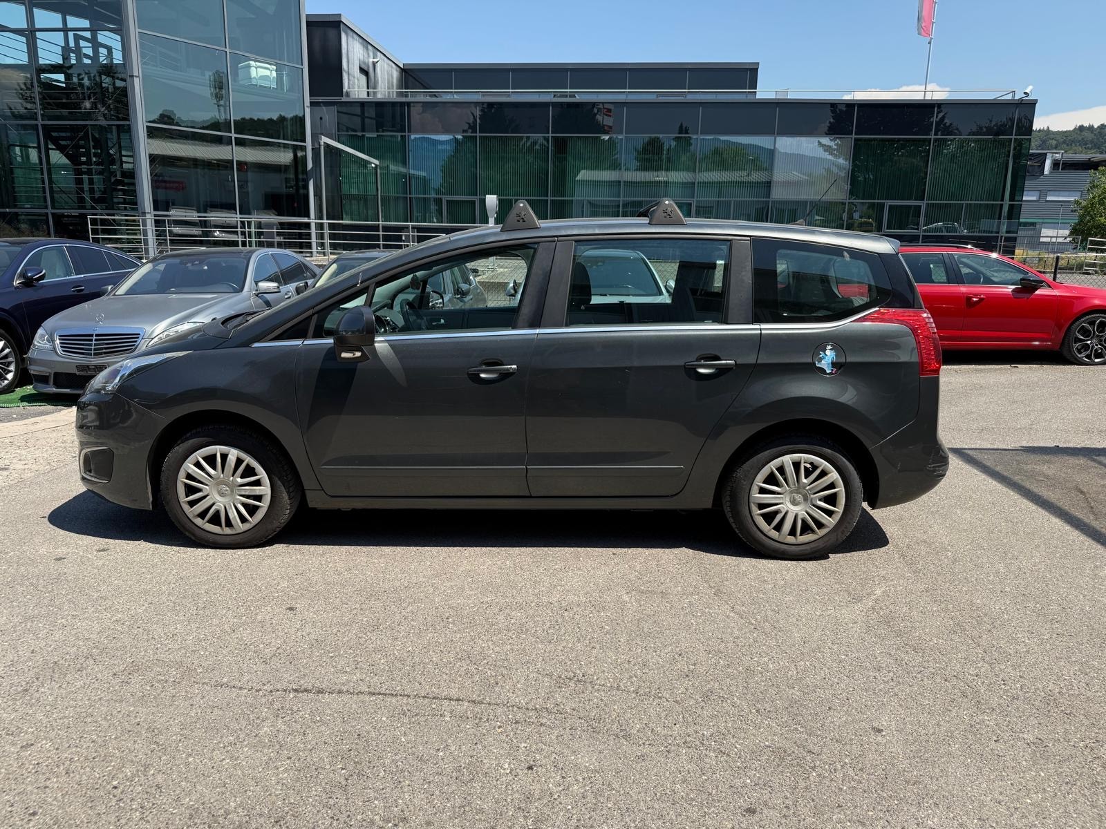 PEUGEOT 5008 1.2 Pure Tech Business Line-image-5