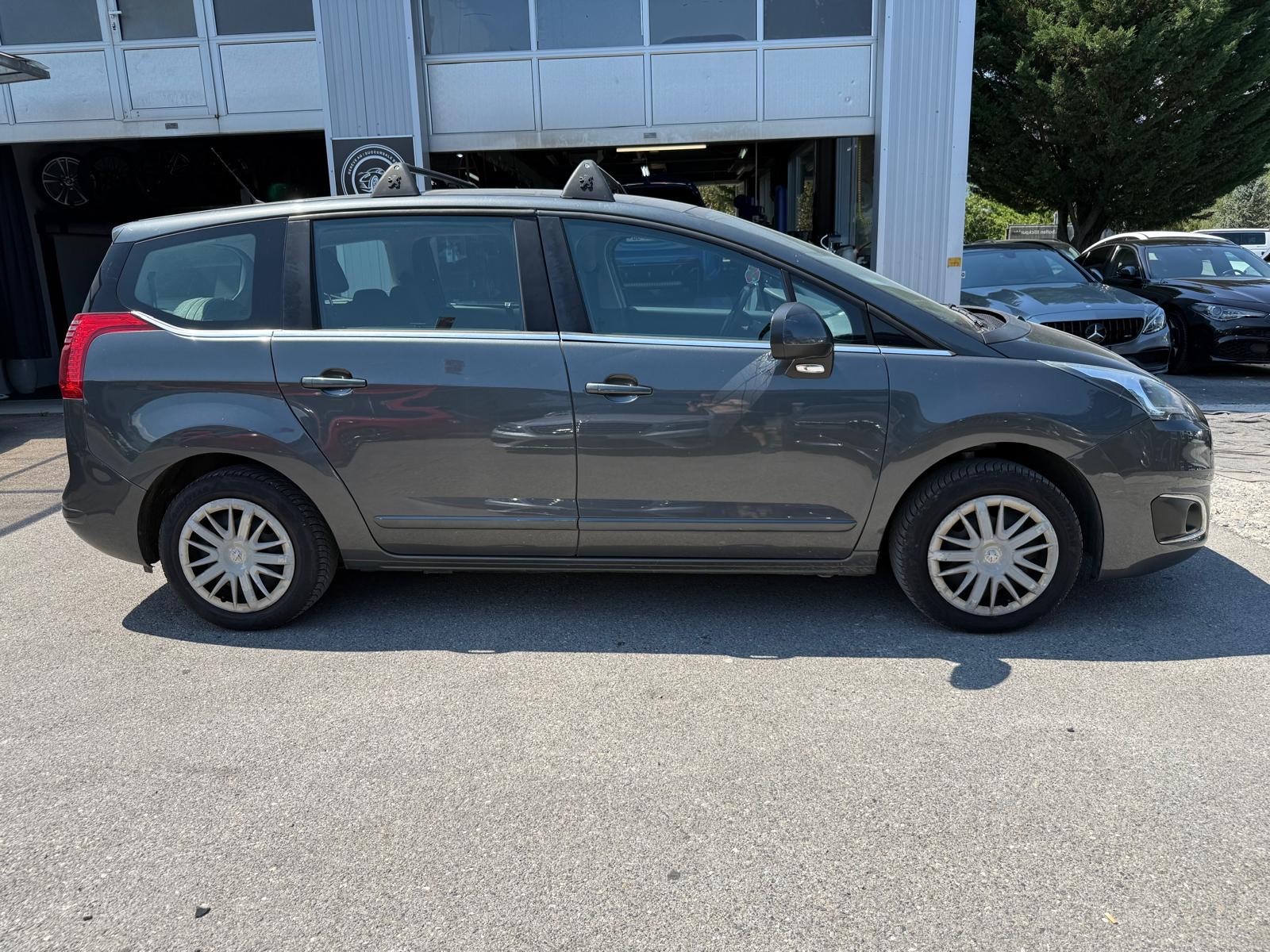 PEUGEOT 5008 1.2 Pure Tech Business Line-image-6