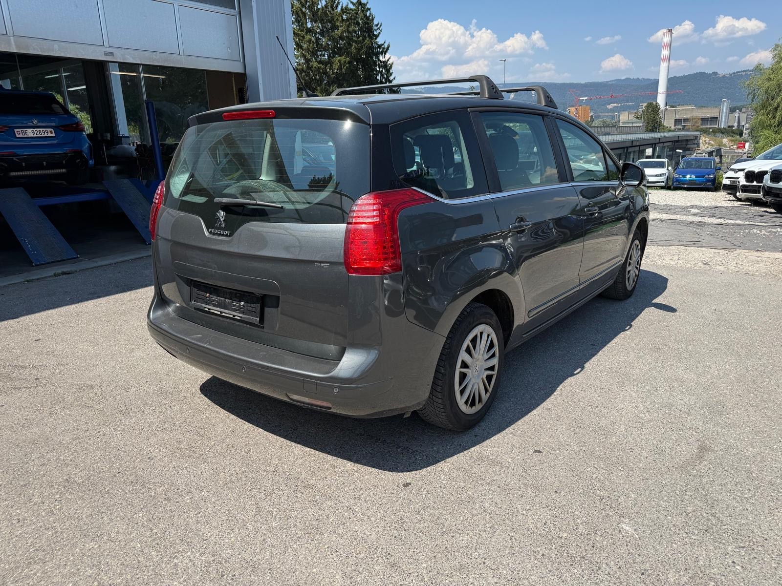 PEUGEOT 5008 1.2 Pure Tech Business Line-image-3