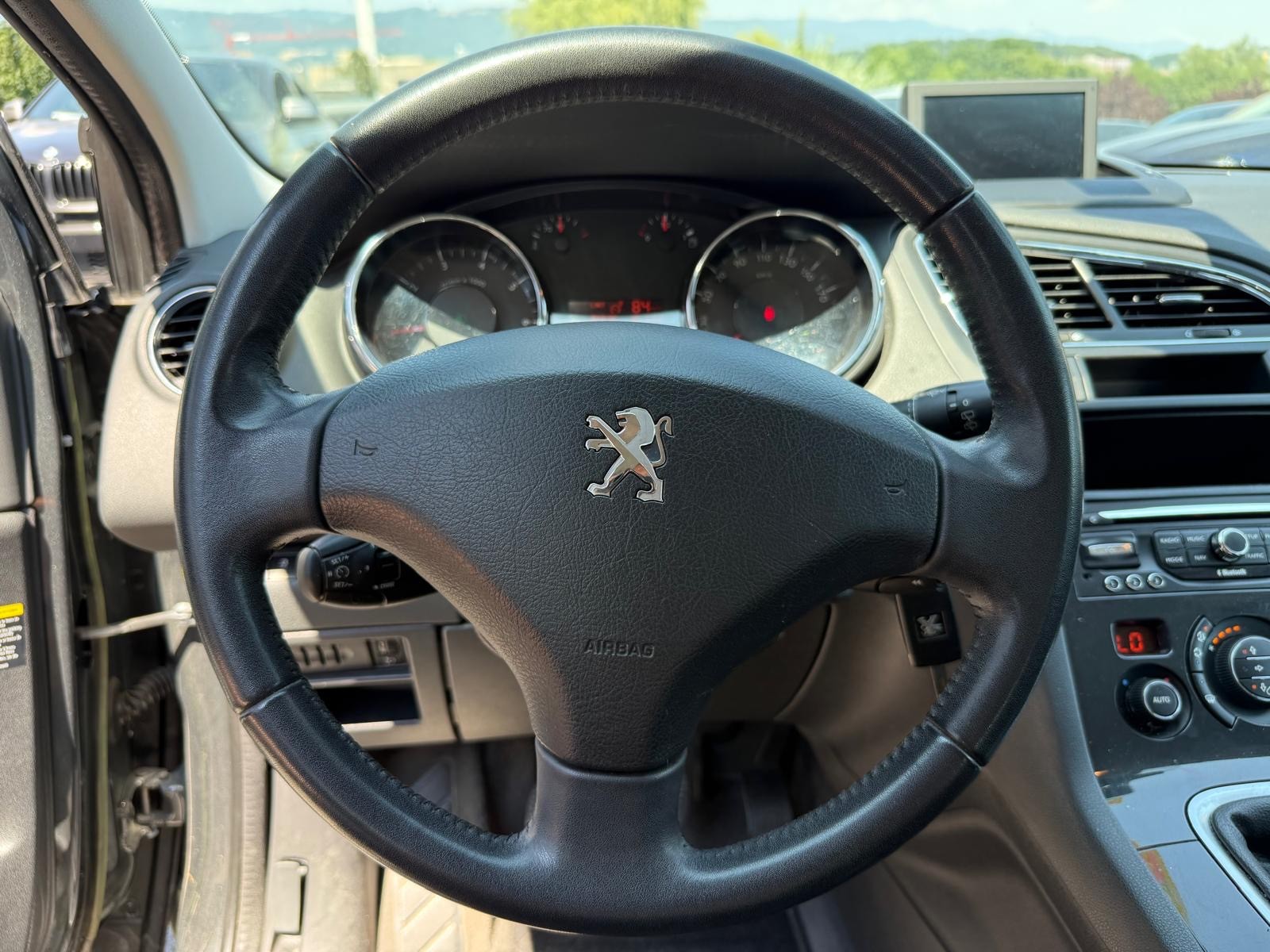 PEUGEOT 5008 1.2 Pure Tech Business Line-image-9