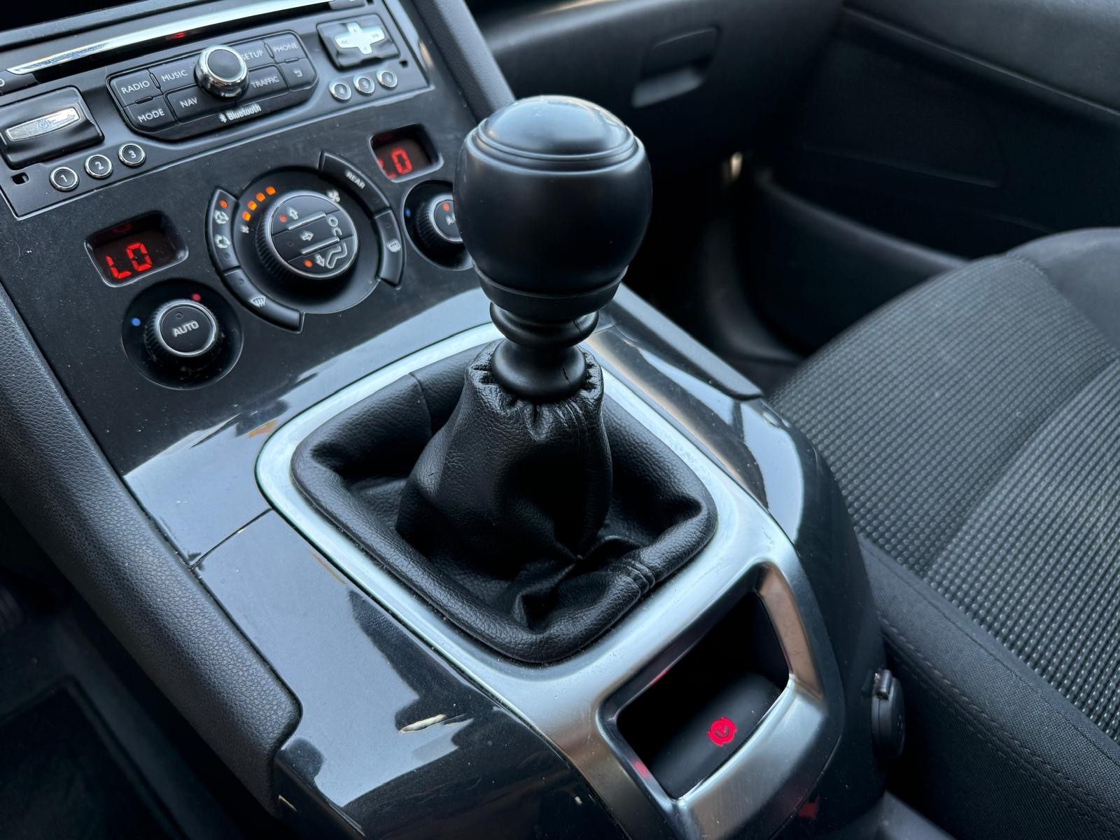 PEUGEOT 5008 1.2 Pure Tech Business Line-image-10