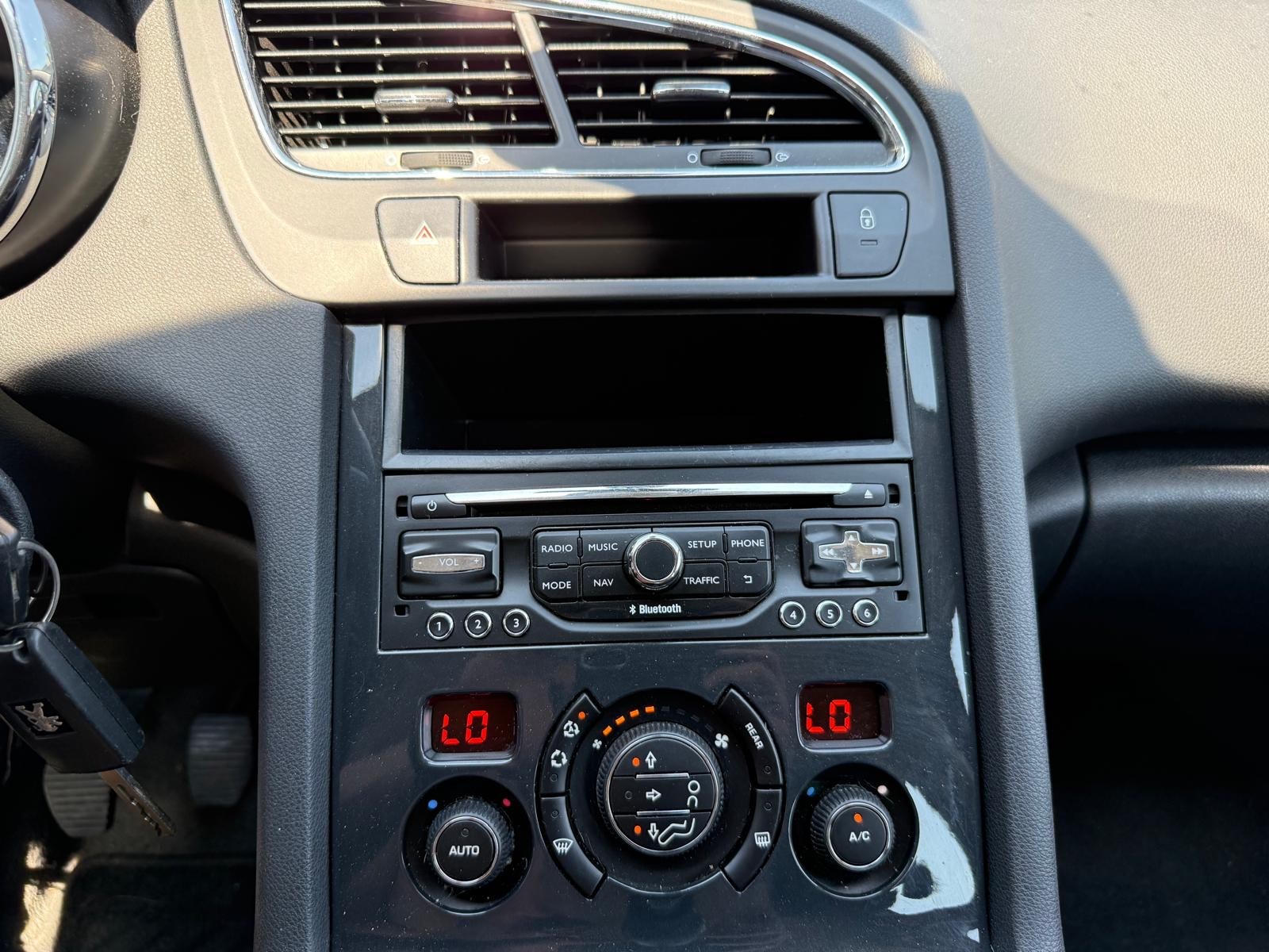 PEUGEOT 5008 1.2 Pure Tech Business Line-image-13