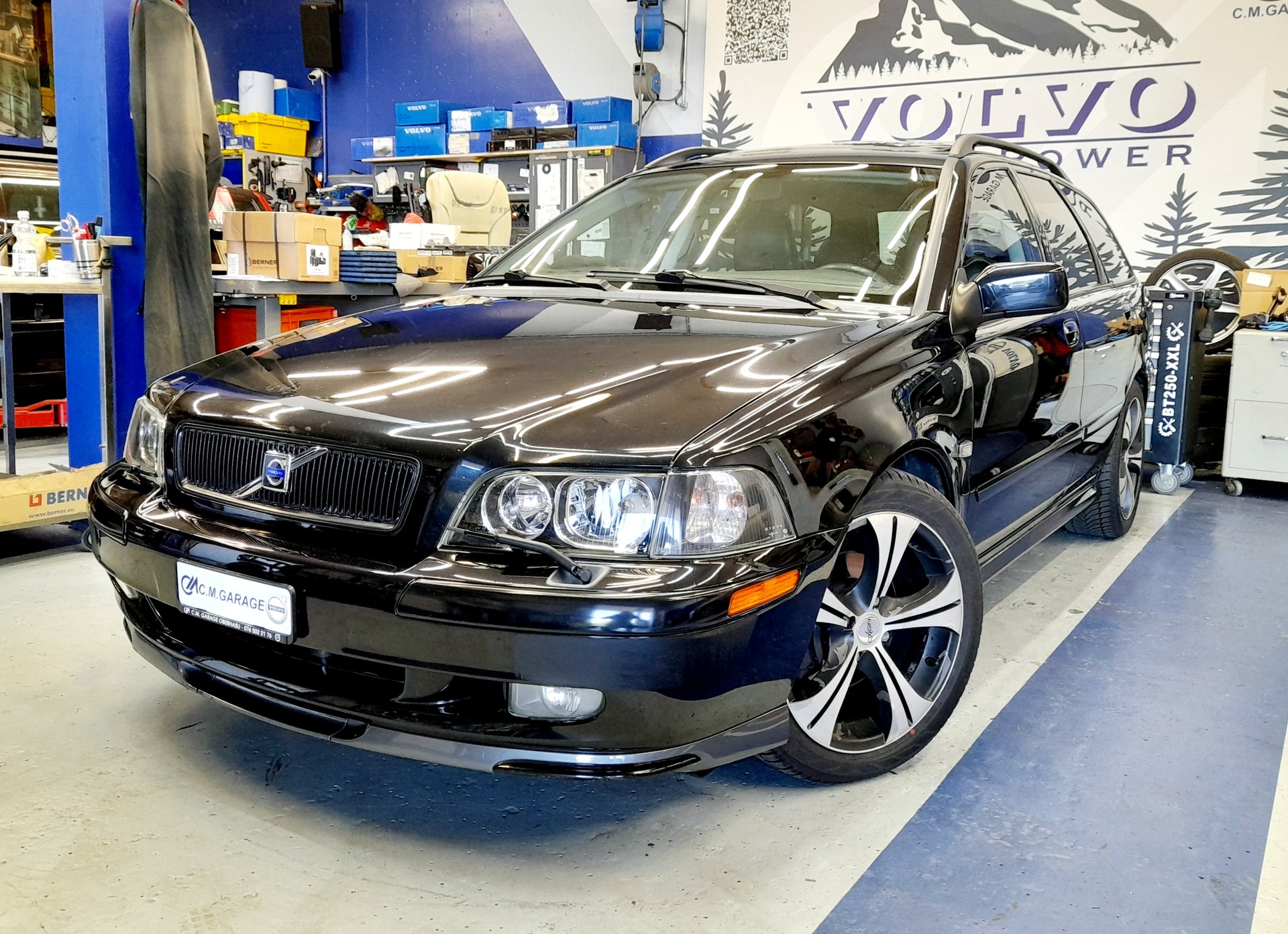 VOLVO V40 2.0T Elegance Edition-image-0