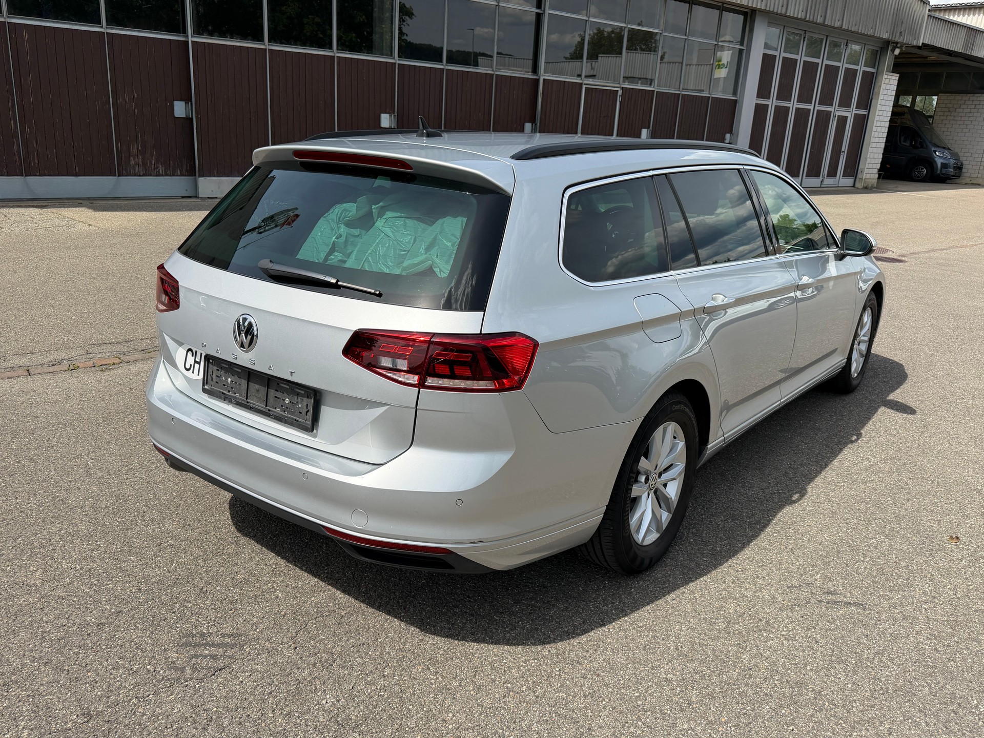 VW Passat Variant 1.6 TDI Business DSG-image-3
