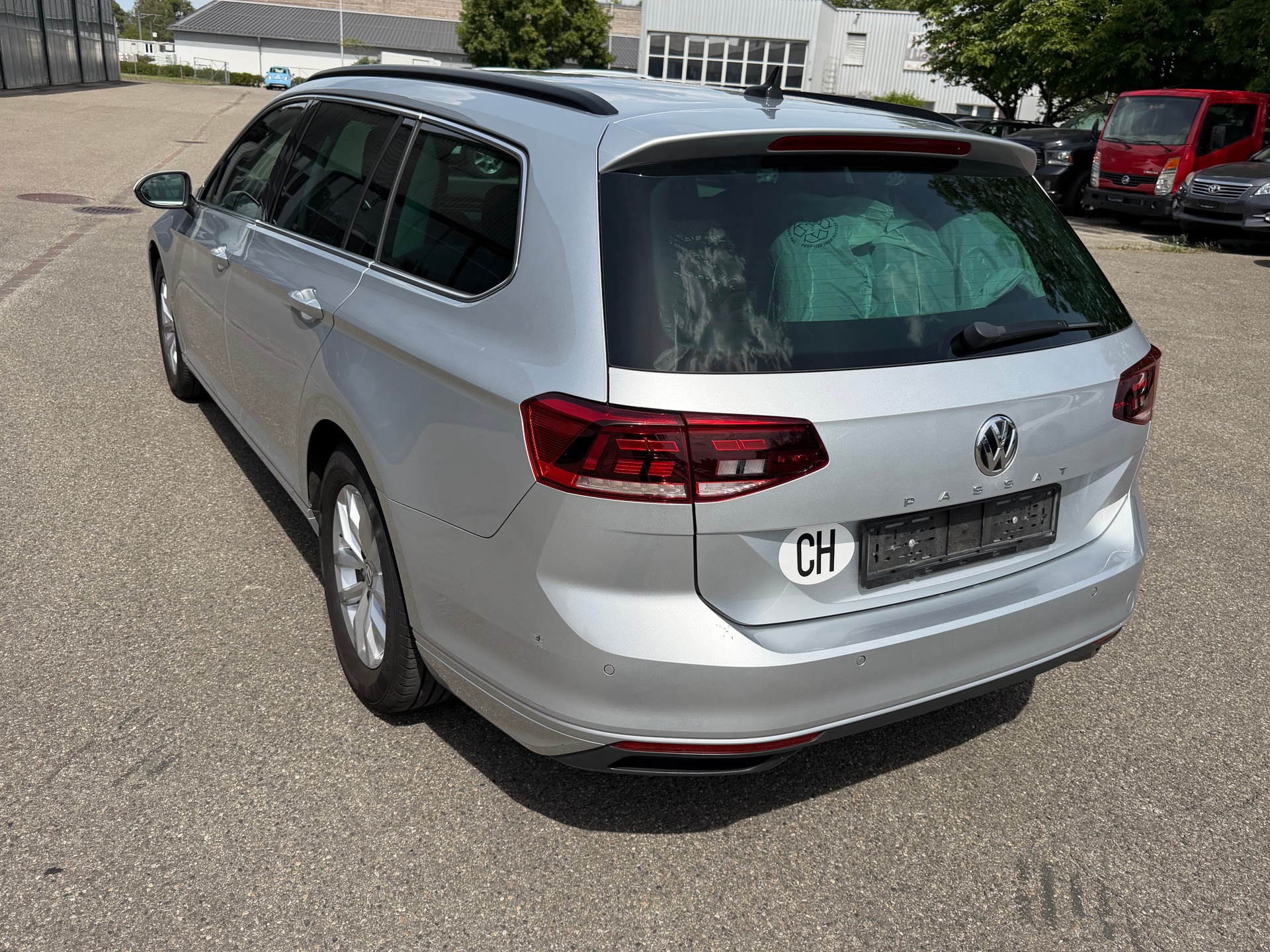 VW Passat Variant 1.6 TDI Business DSG-image-4