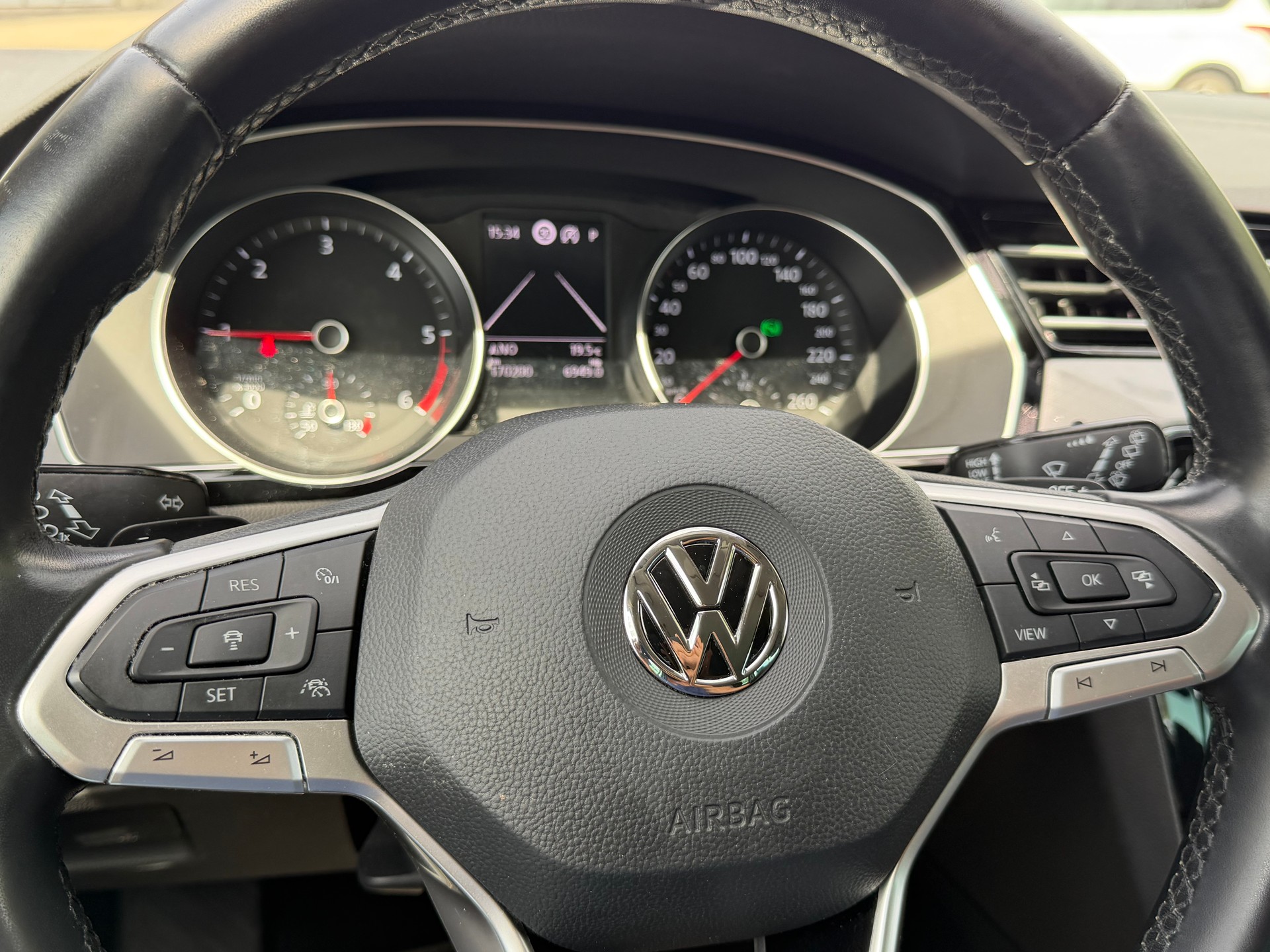 VW Passat Variant 1.6 TDI Business DSG-image-8