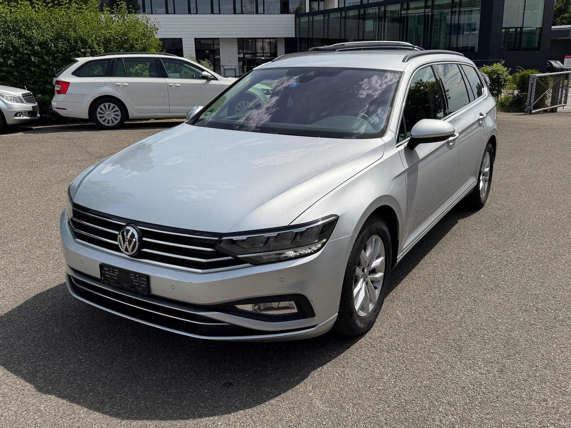 VW Passat Variant 1.6 TDI Business DSG-image-0