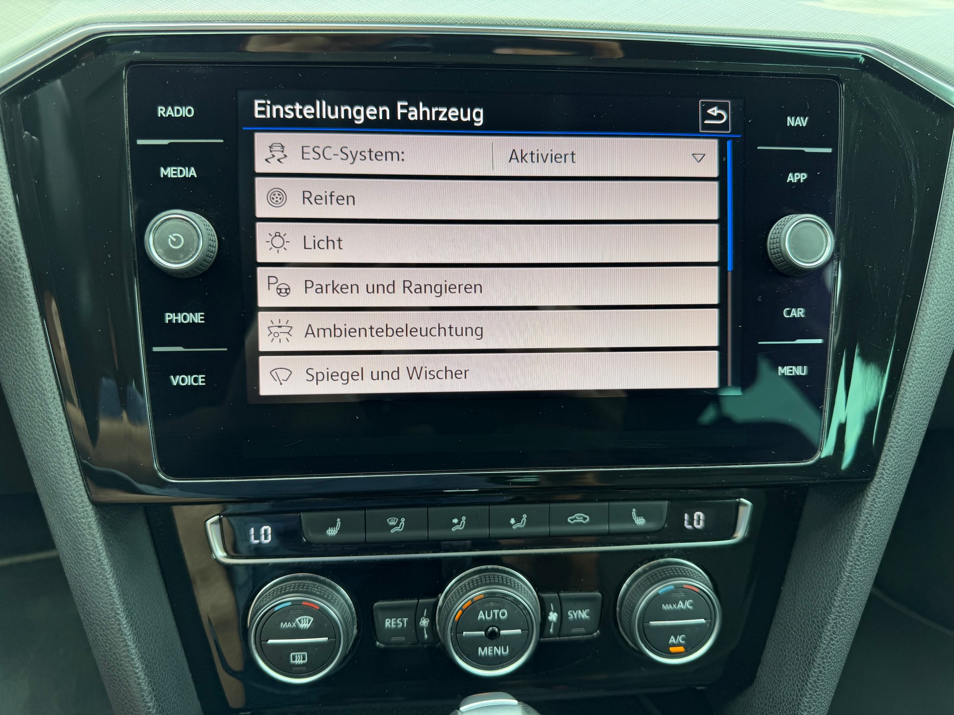 VW Passat Variant 1.6 TDI Business DSG-image-7
