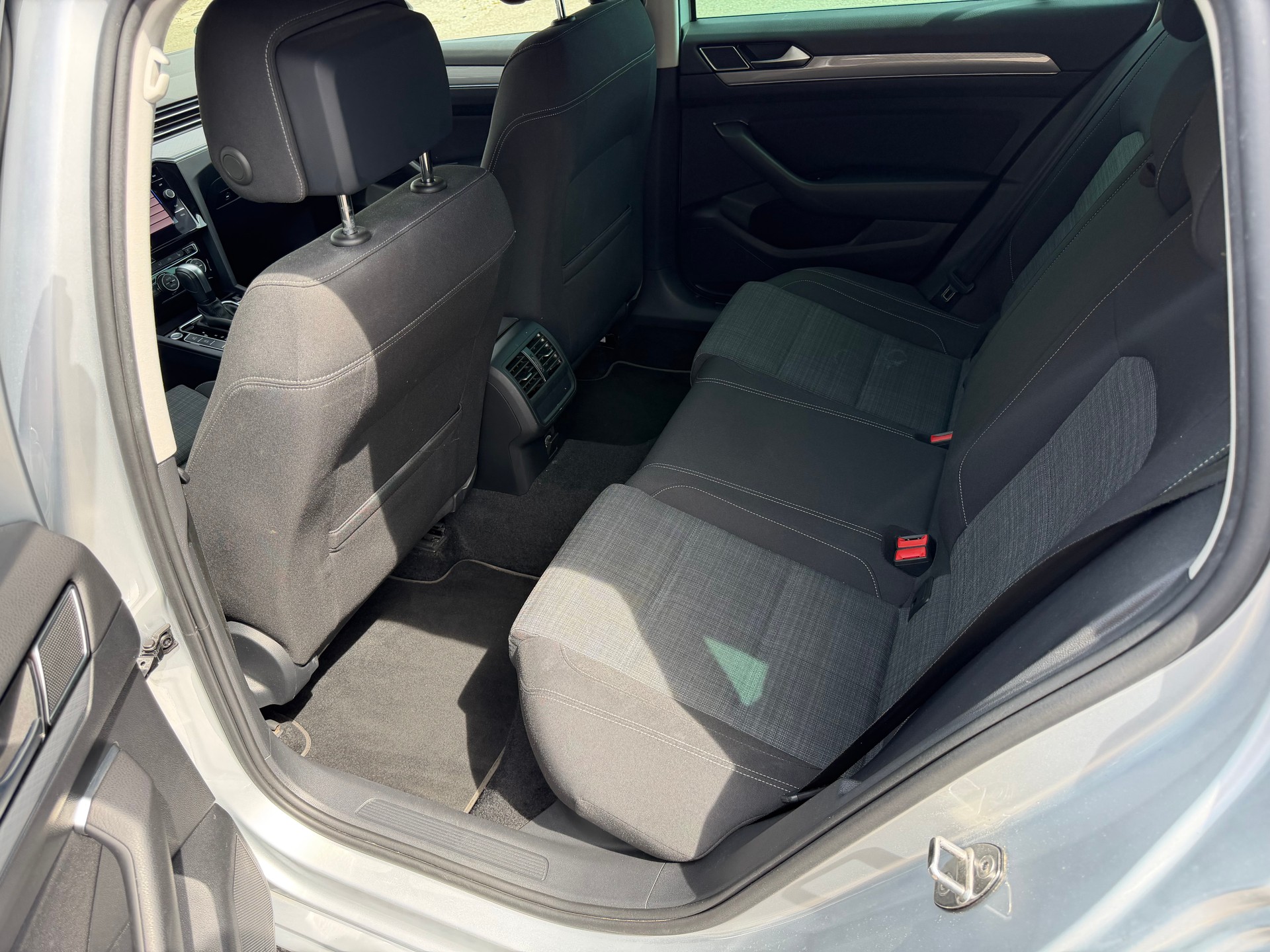 VW Passat Variant 1.6 TDI Business DSG-image-12