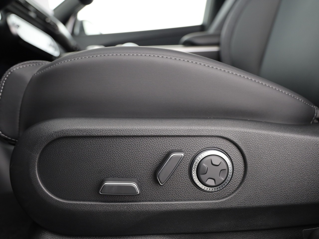 GENESIS GV60 77.4 kWh Sport AWD-image-9