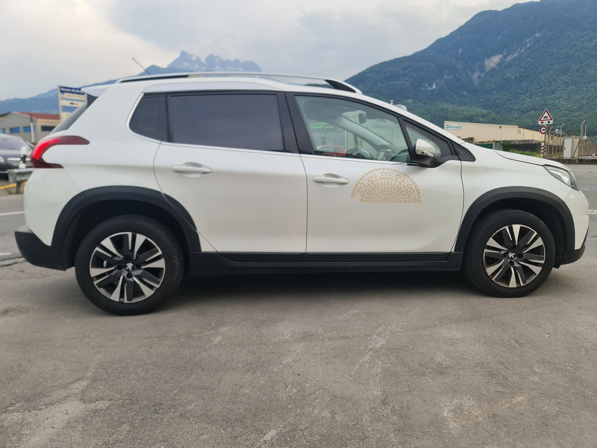 PEUGEOT 2008 1.5 BlueHDi Allure EAT-image-3