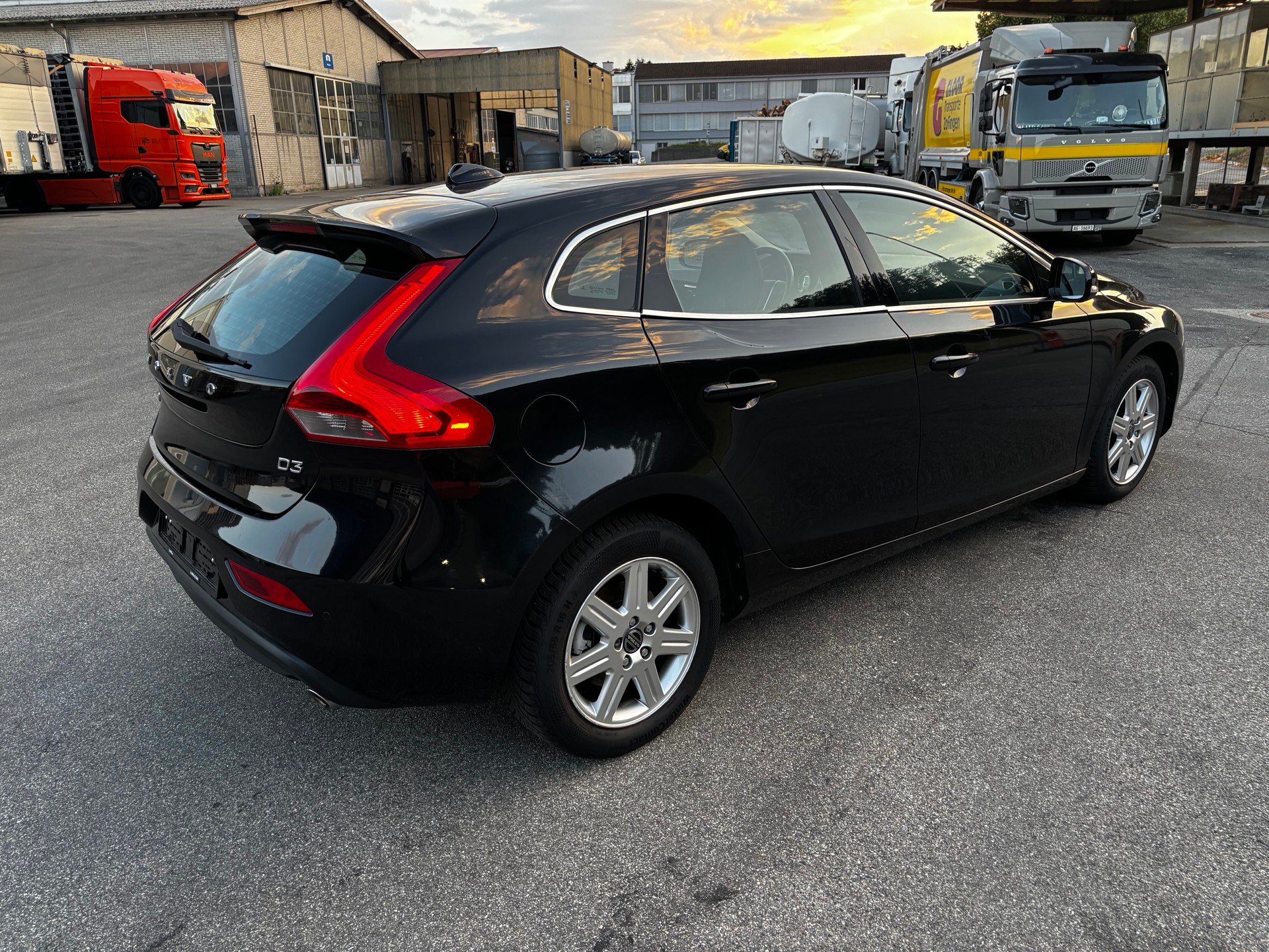 VOLVO V40 D3 Momentum Geartronic-image-5
