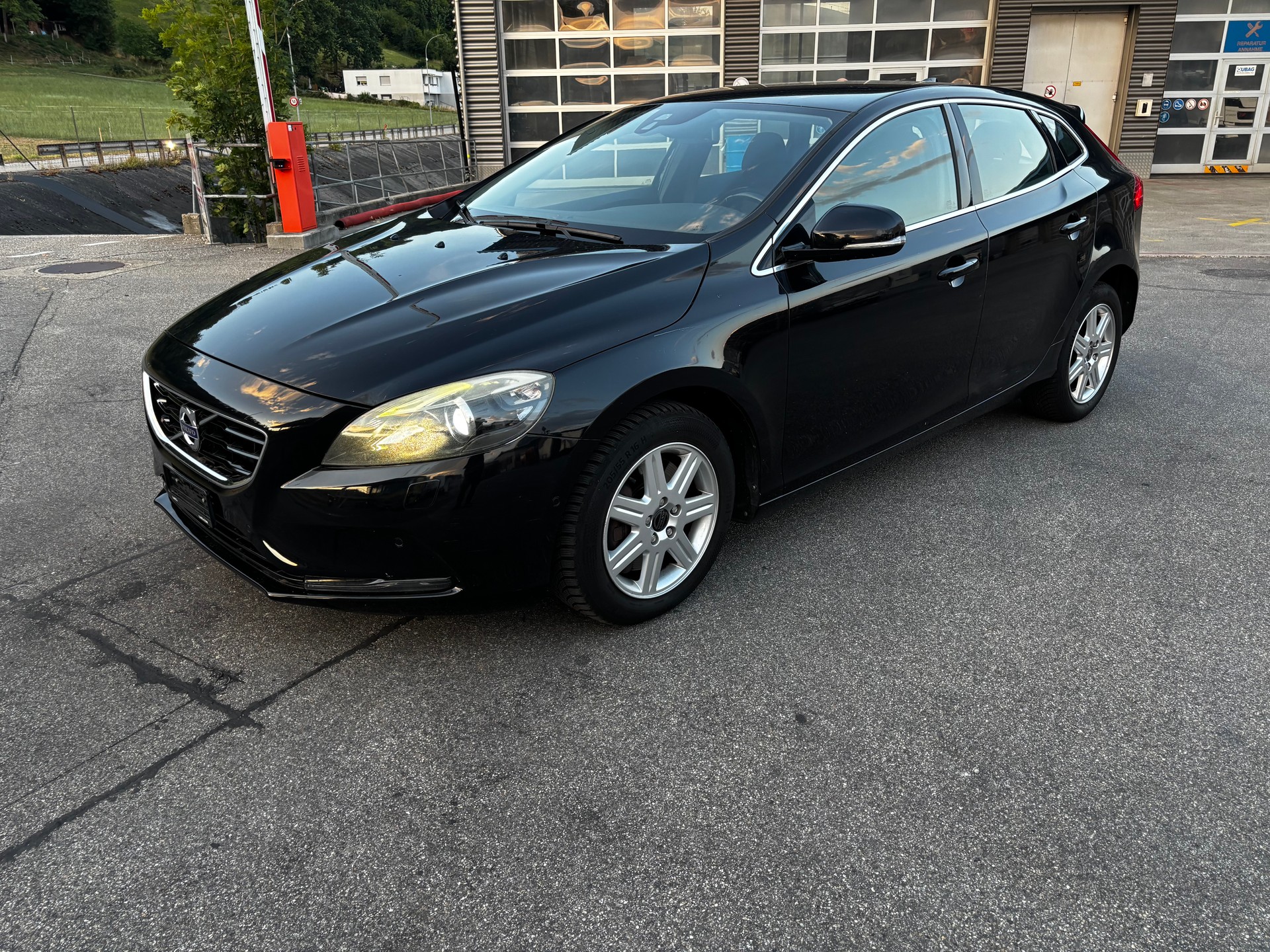 VOLVO V40 D3 Momentum Geartronic-image-1