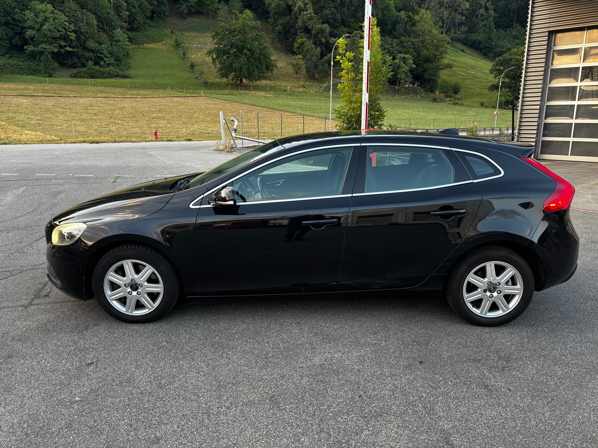 VOLVO V40 D3 Momentum Geartronic-image-2