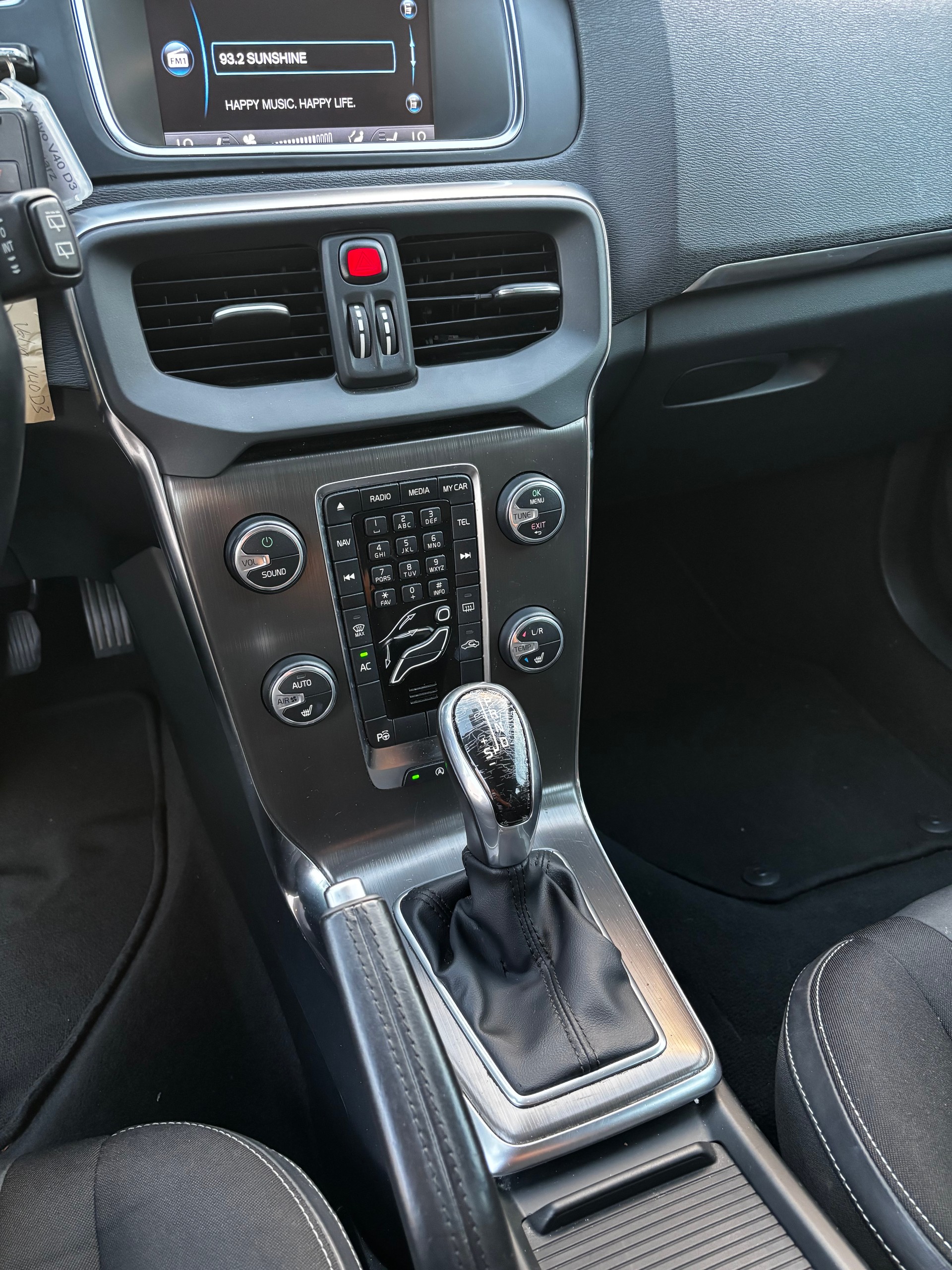 VOLVO V40 D3 Momentum Geartronic-image-8