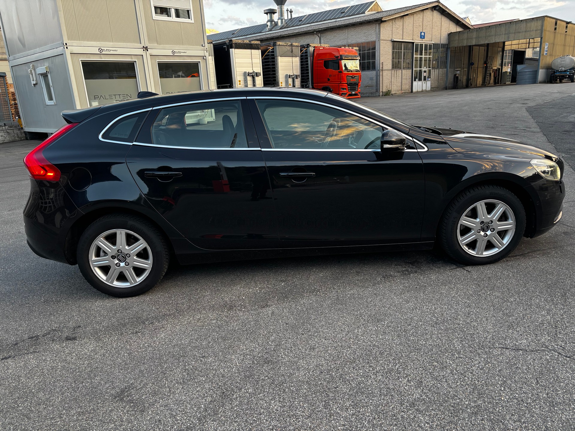 VOLVO V40 D3 Momentum Geartronic-image-3