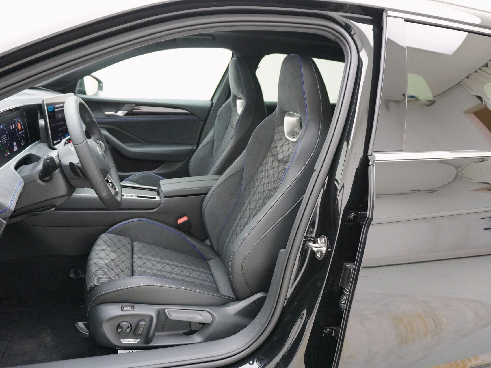 VW Passat Variant 1.5 TSI Plug-in-Hybrid R-Line-image-12