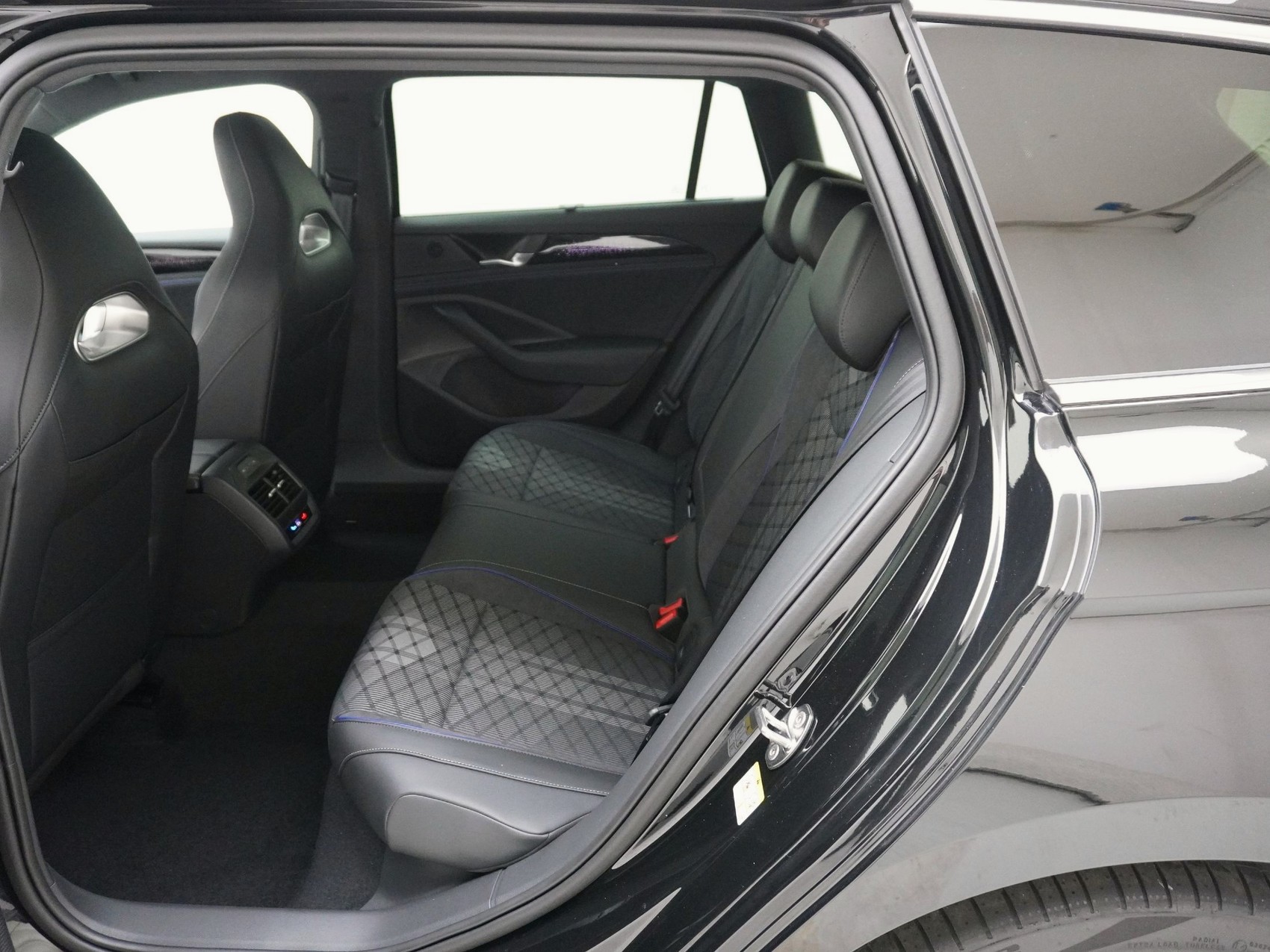 VW Passat Variant 1.5 TSI Plug-in-Hybrid R-Line-image-14