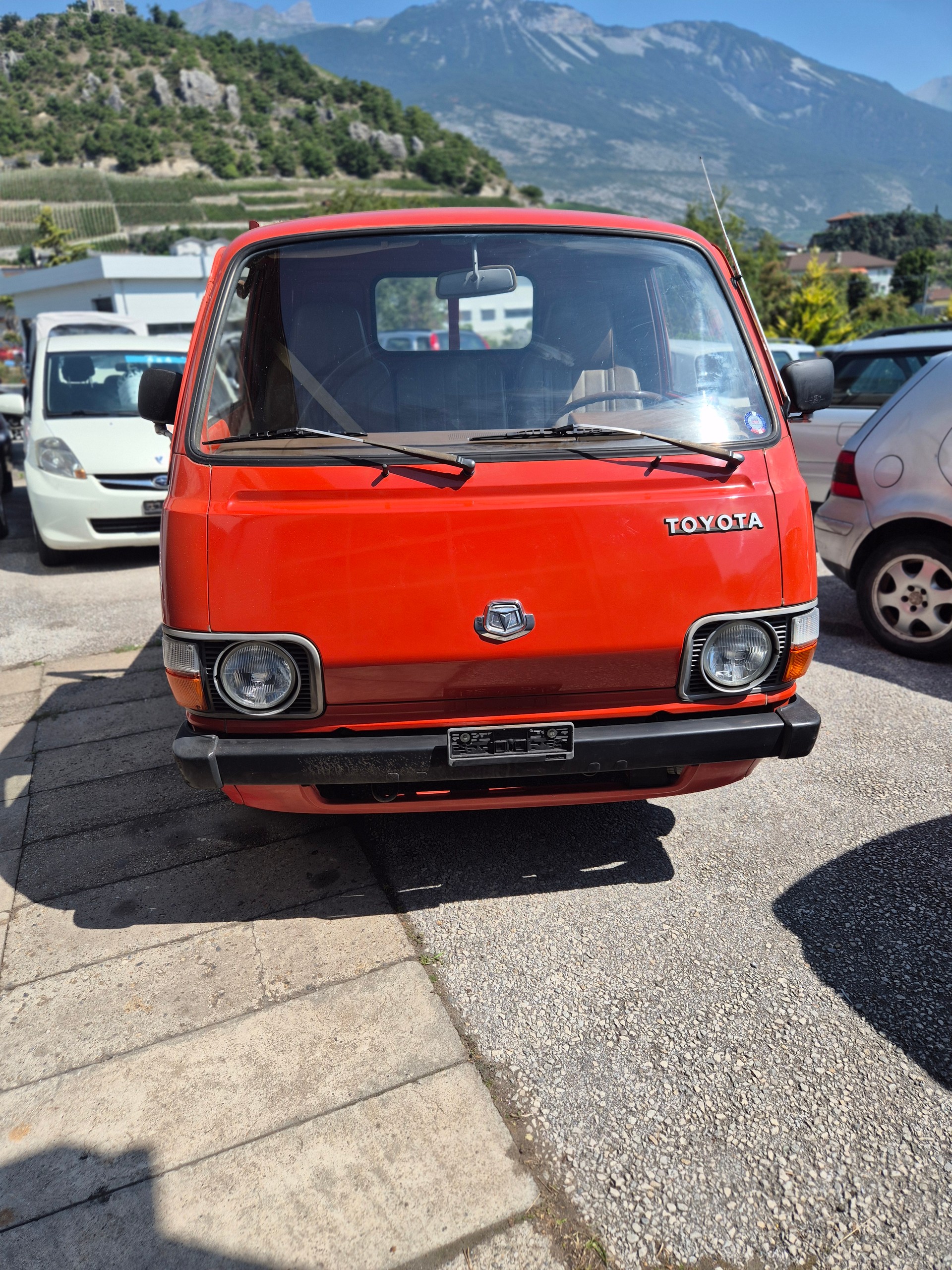 TOYOTA HI-ACE-image-1