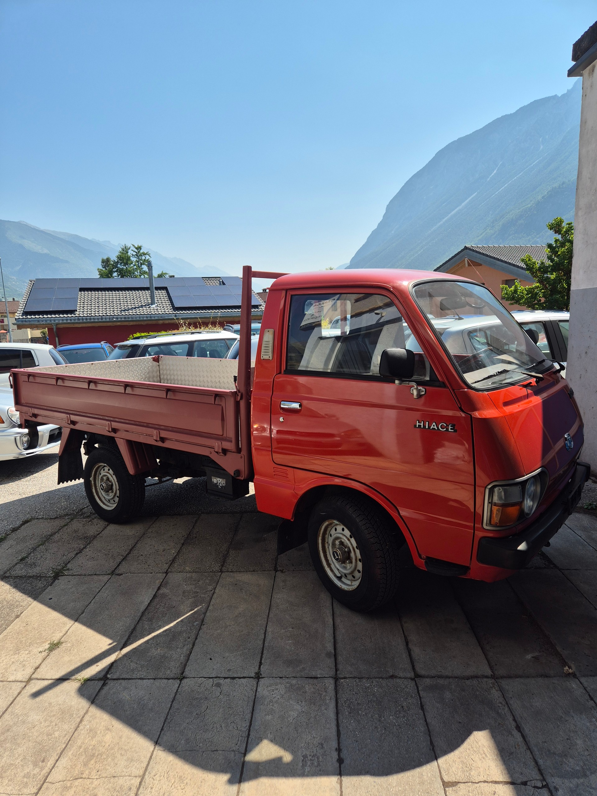 TOYOTA HI-ACE-image-0
