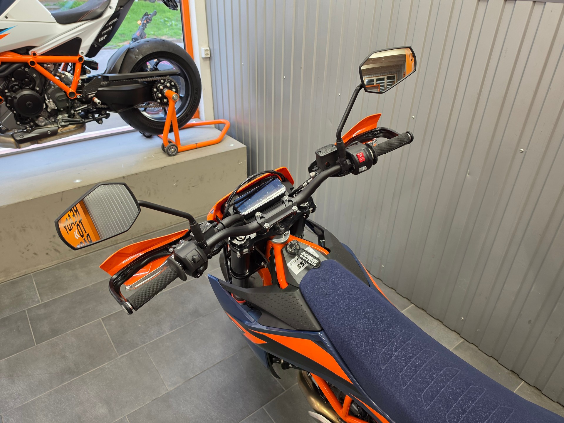 KTM 690 SMC R ABS (35 kW)-image-5