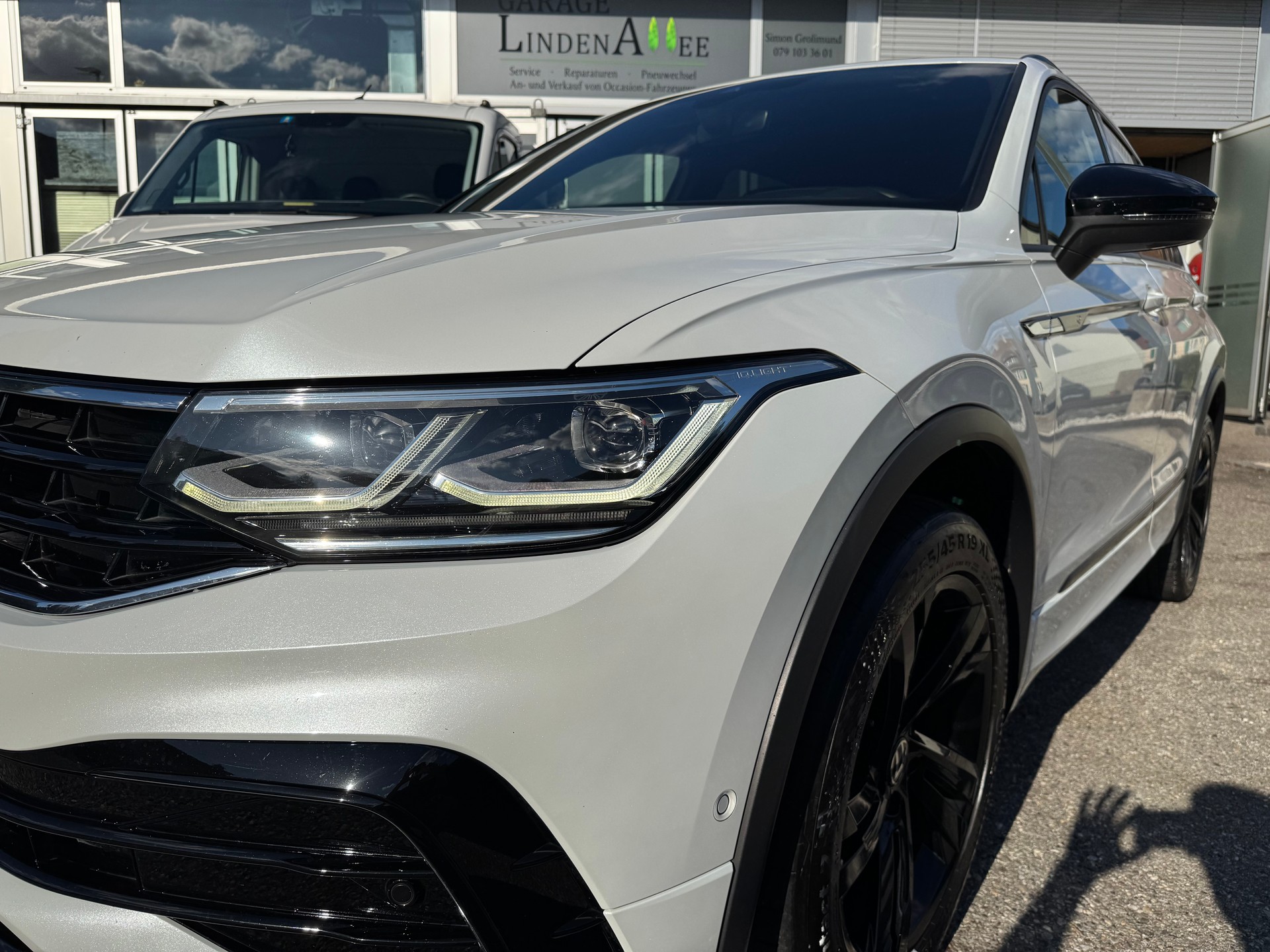 VW Tiguan 2.0 TDI SCR R-Line 4Motion DSG-image-2