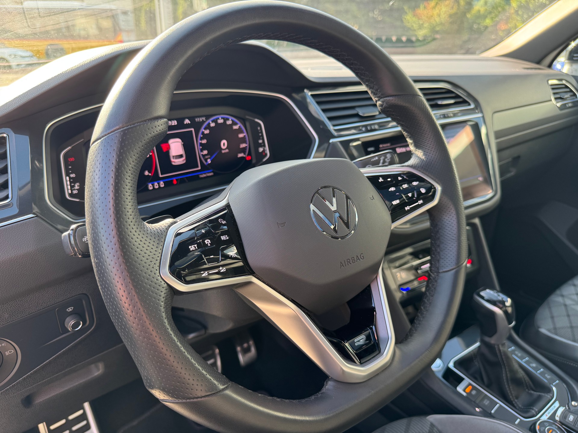 VW Tiguan 2.0 TDI SCR R-Line 4Motion DSG-image-19