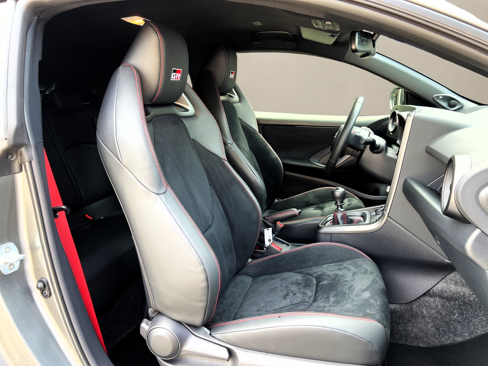 TOYOTA Yaris 1.6 GR Sport ✅CH-Fahrzeug & 8-fach bereift✅ ❗15 Jahre Werksgarantie❗-image-9