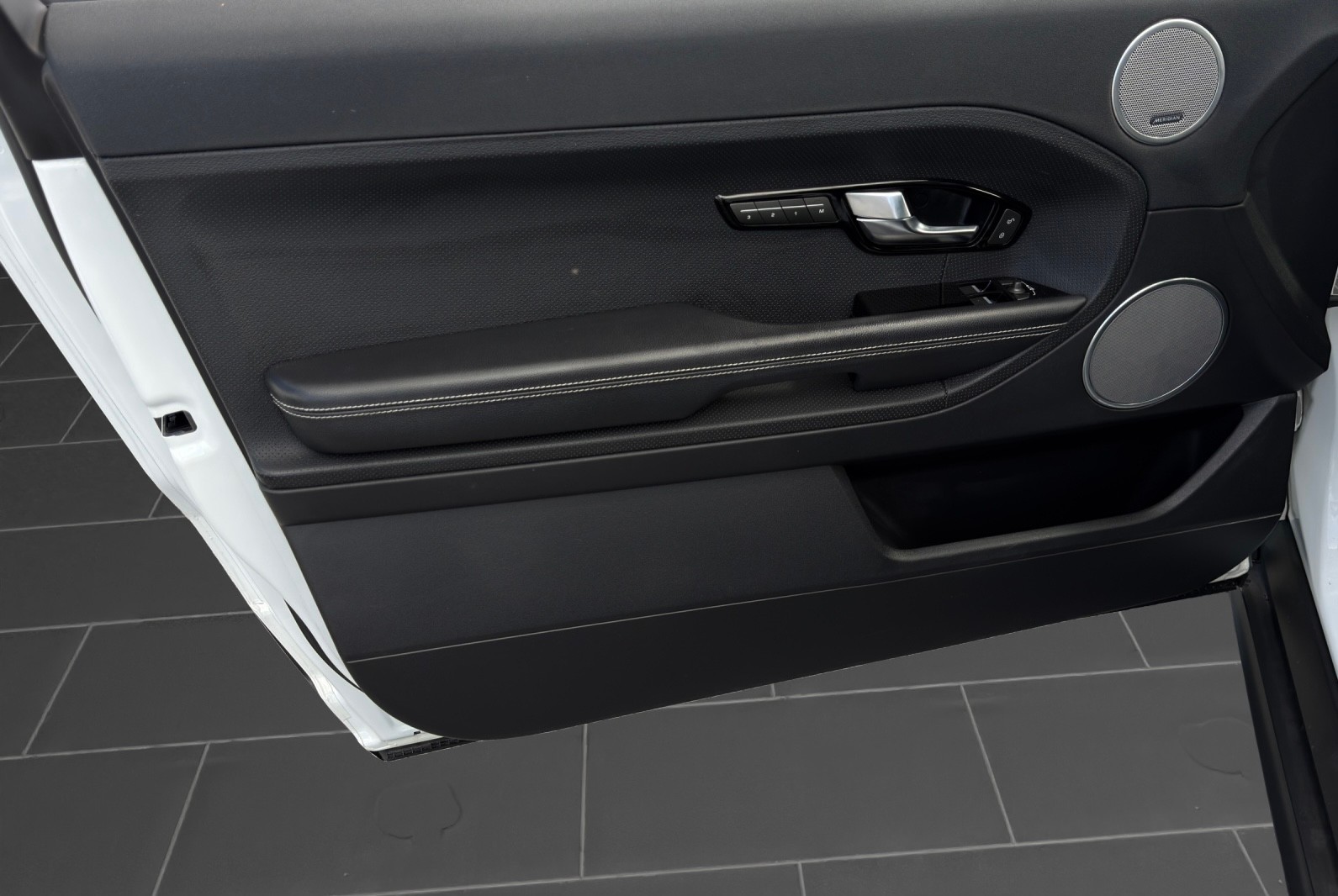 LAND ROVER Range Rover Evoque 2.0 Si4 Dynamic AT6 mit 241 PS-image-13