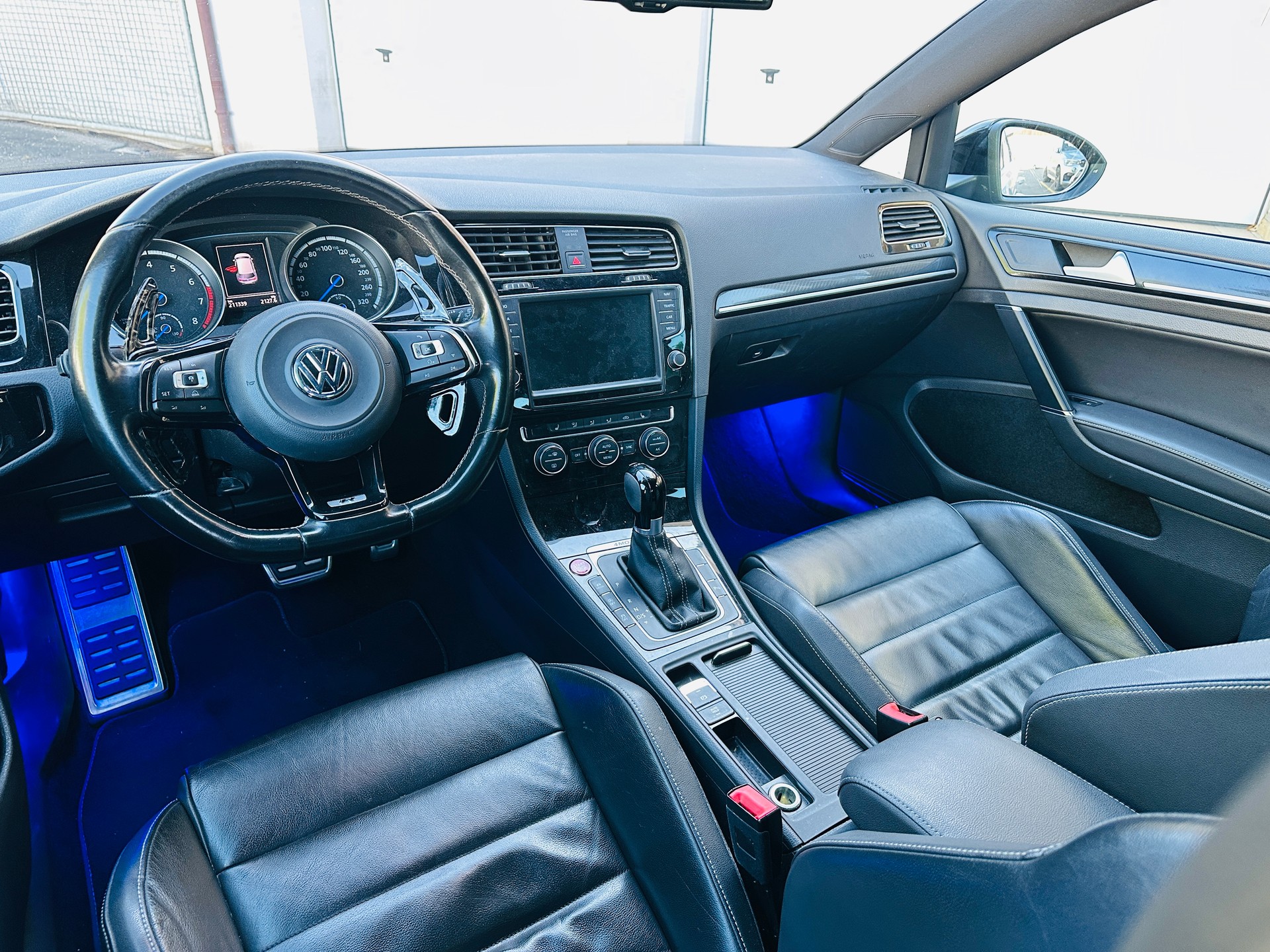 VW Golf 2.0 TSI R 4Motion DSG-image-12