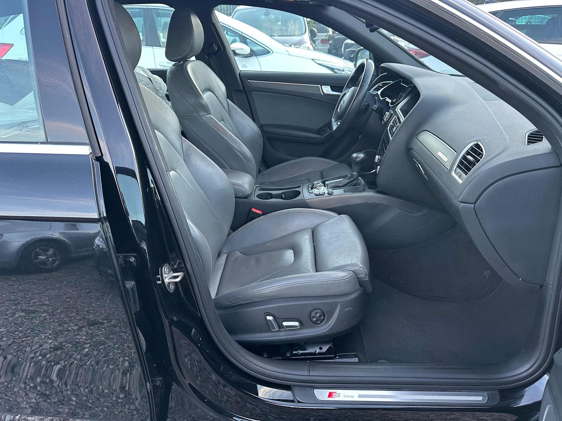AUDI A4 Avant 2.0 TDI quattro S-tronic-image-12