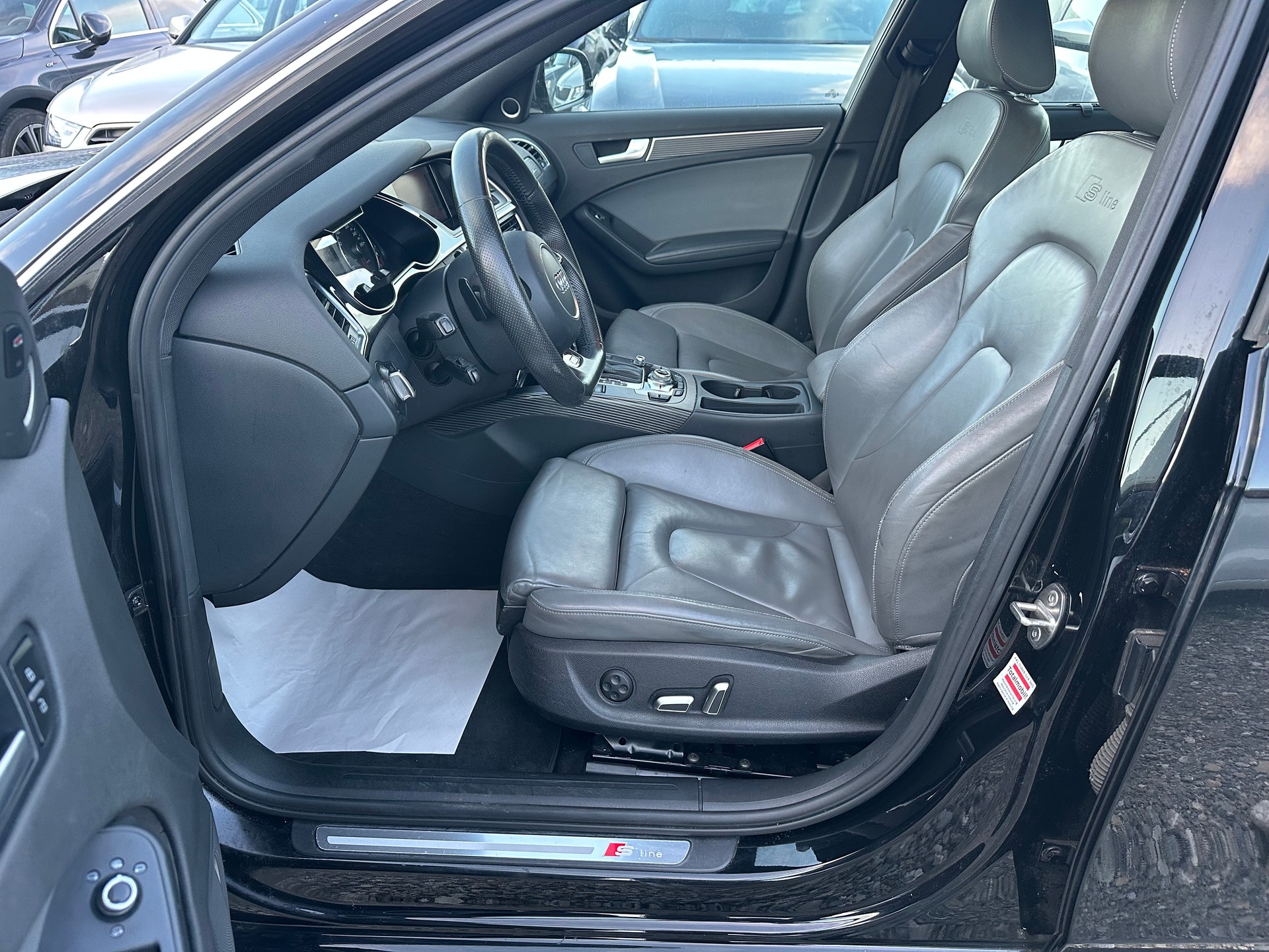 AUDI A4 Avant 2.0 TDI quattro S-tronic-image-8