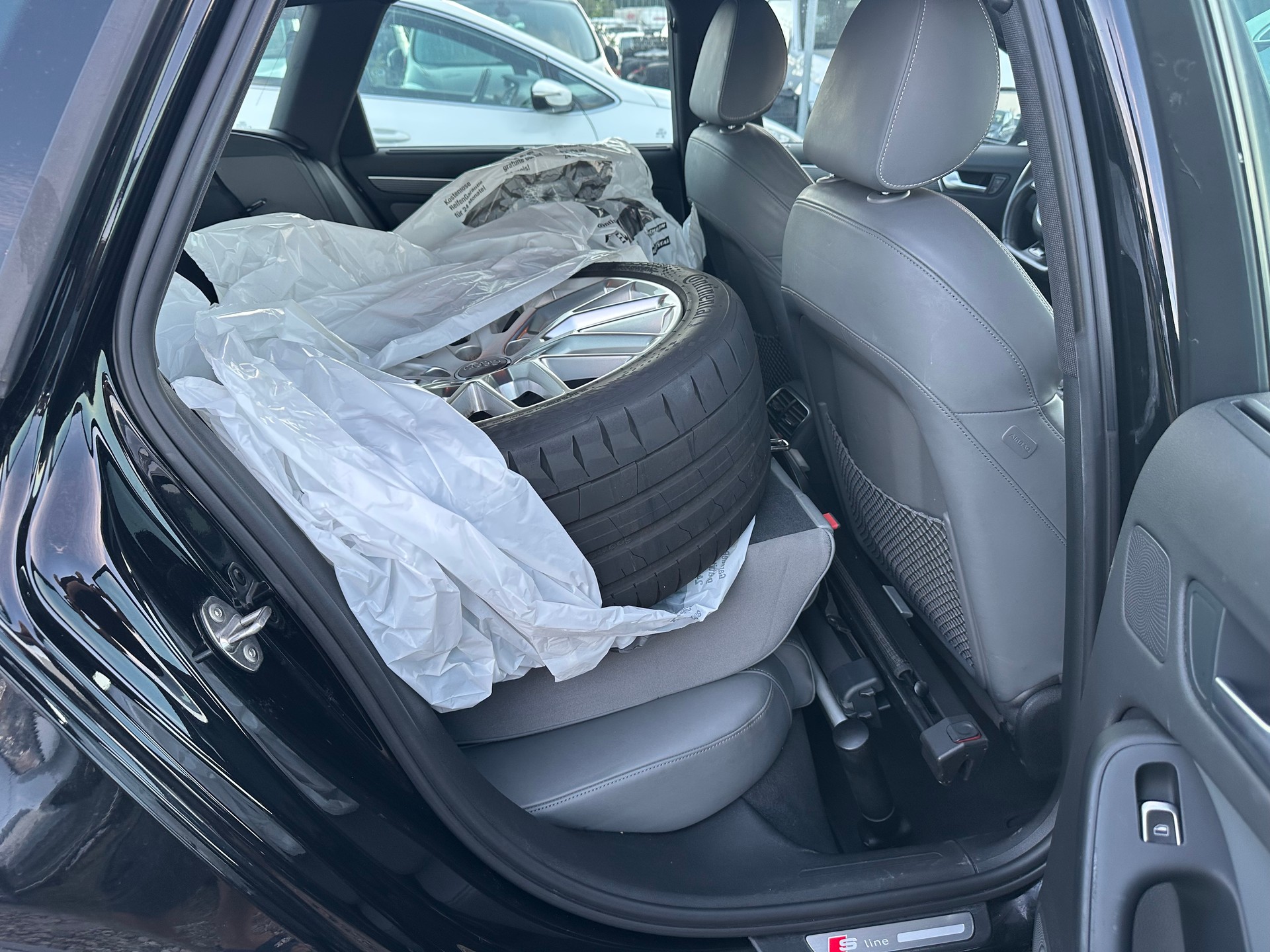 AUDI A4 Avant 2.0 TDI quattro S-tronic-image-13